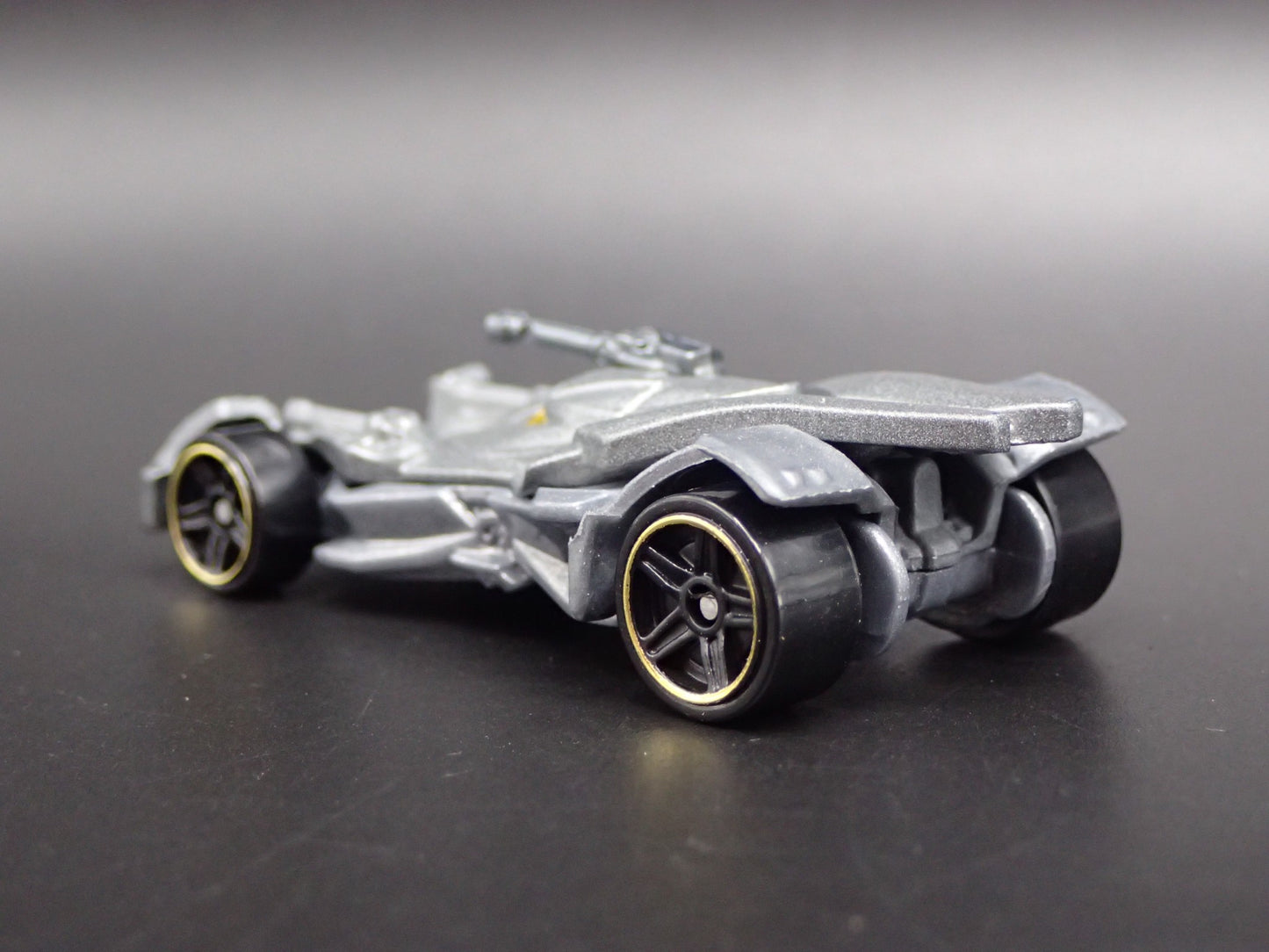 BATMAN JUSTICE LEAGUE BATMOBILE 1:64 SCALE COLLECTIBLE DIORAMA DIECAST MODEL CAR