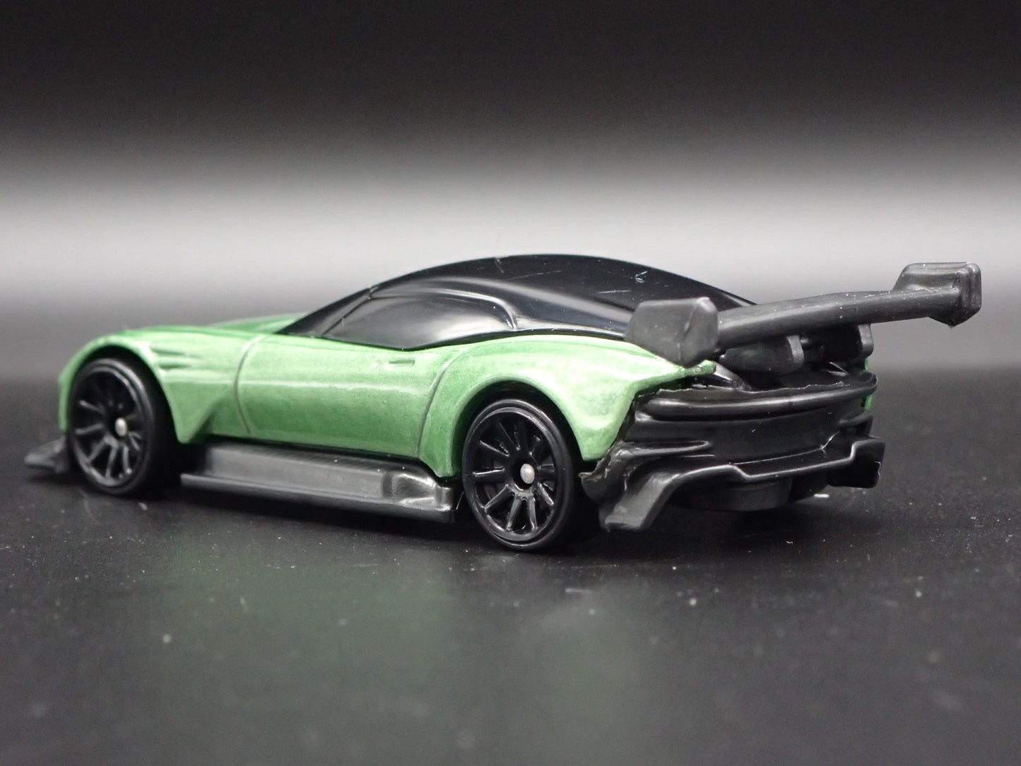 2015-2016 ASTON MARTIN VULCAN RACE CAR 1/64 SCALE DIORAMA DIECAST MODEL CAR