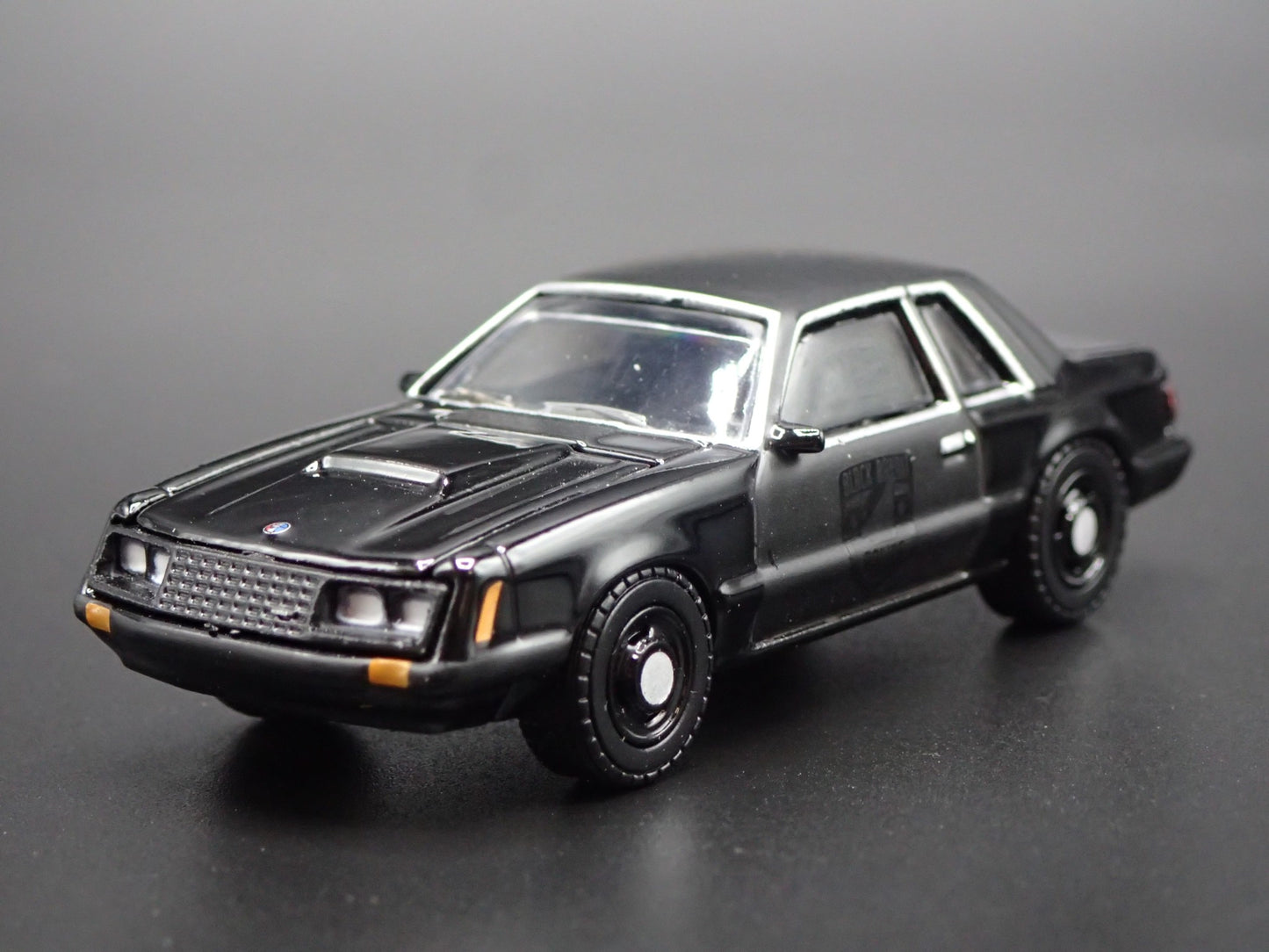1982 82 FORD MUSTANG SSP POLICE FOX BODY 1:64 SCALE DIORAMA DIECAST MODEL CAR