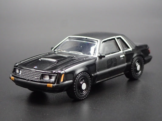 1982 82 FORD MUSTANG SSP POLICE FOX BODY 1:64 SCALE DIORAMA DIECAST MODEL CAR