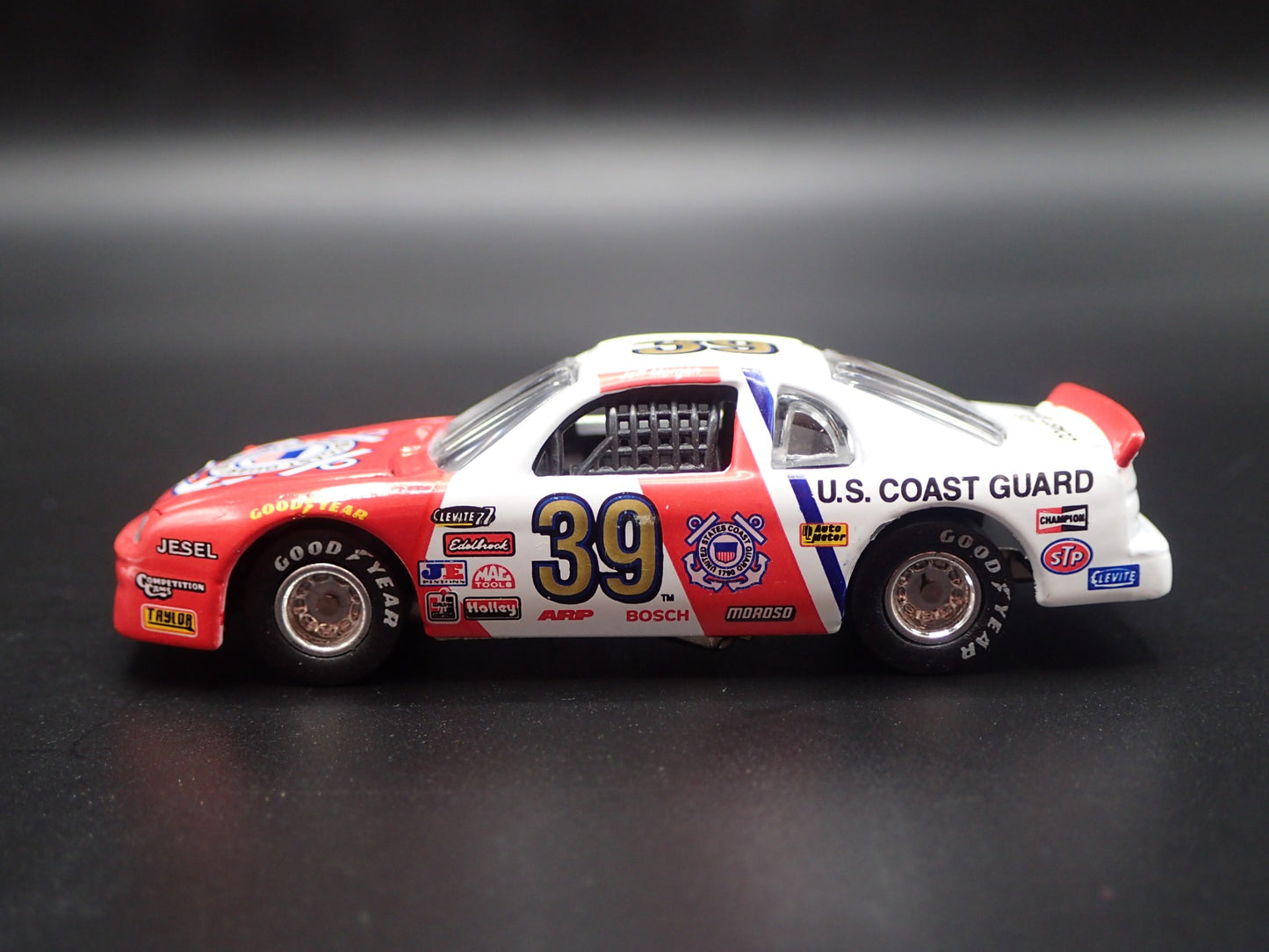NASCAR RACING US COAST GUARD 39 1:64 SCALE COLELCTIBLE DIORAMA DIECAST MODEL CAR