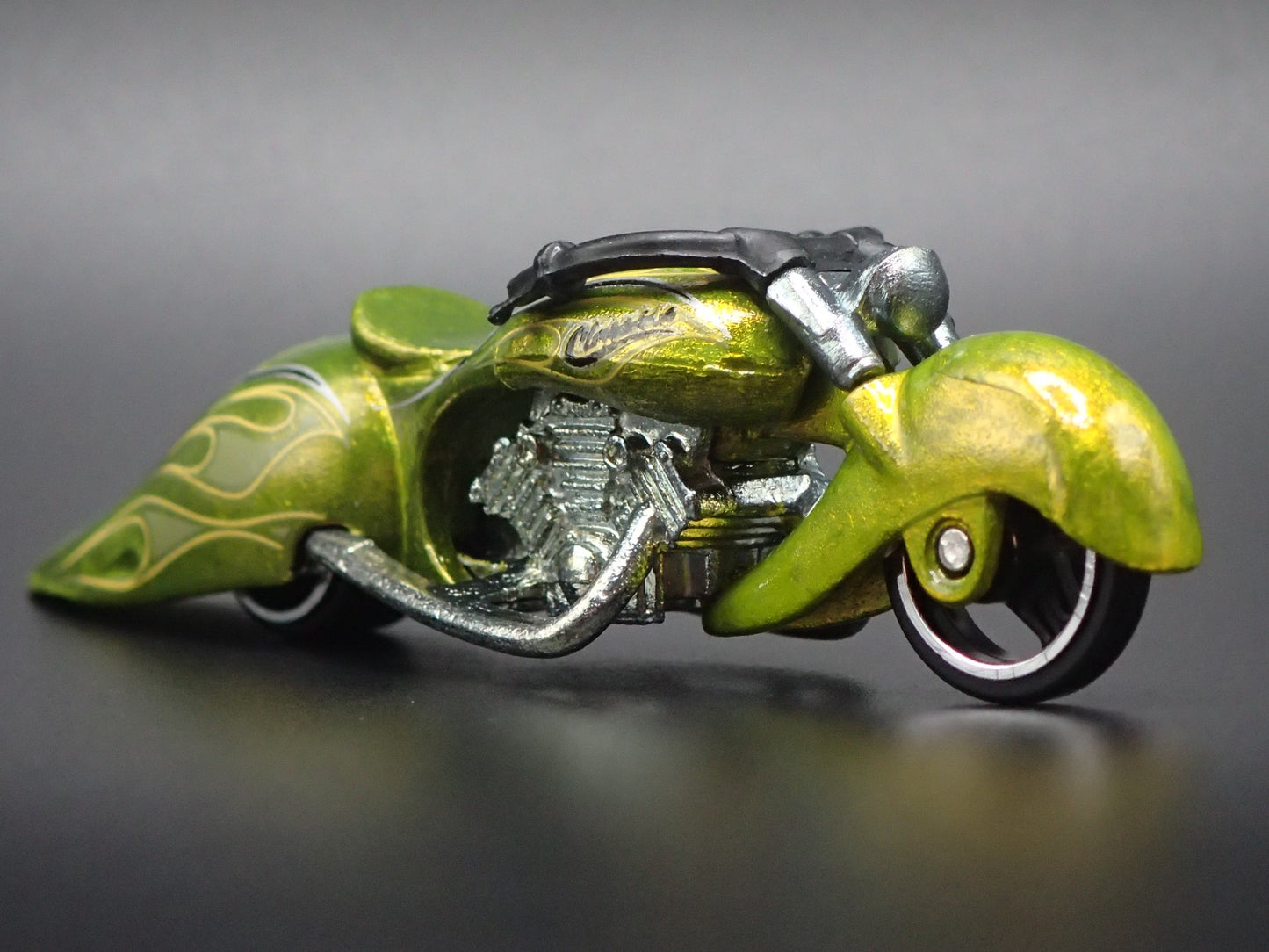 W-OOZIE MOTORCYCLE HOT WHEELS LIME 1:64 HW SCALE DIORAMA DIECAST MODEL CAR