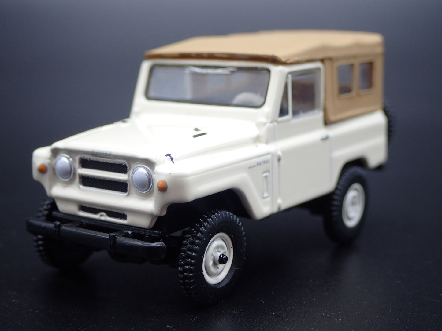 1960-1980 NISSAN PATROL SUV TRUCK TAN 1:64 SCALE COLLECTIBLE DIECAST MODEL CAR