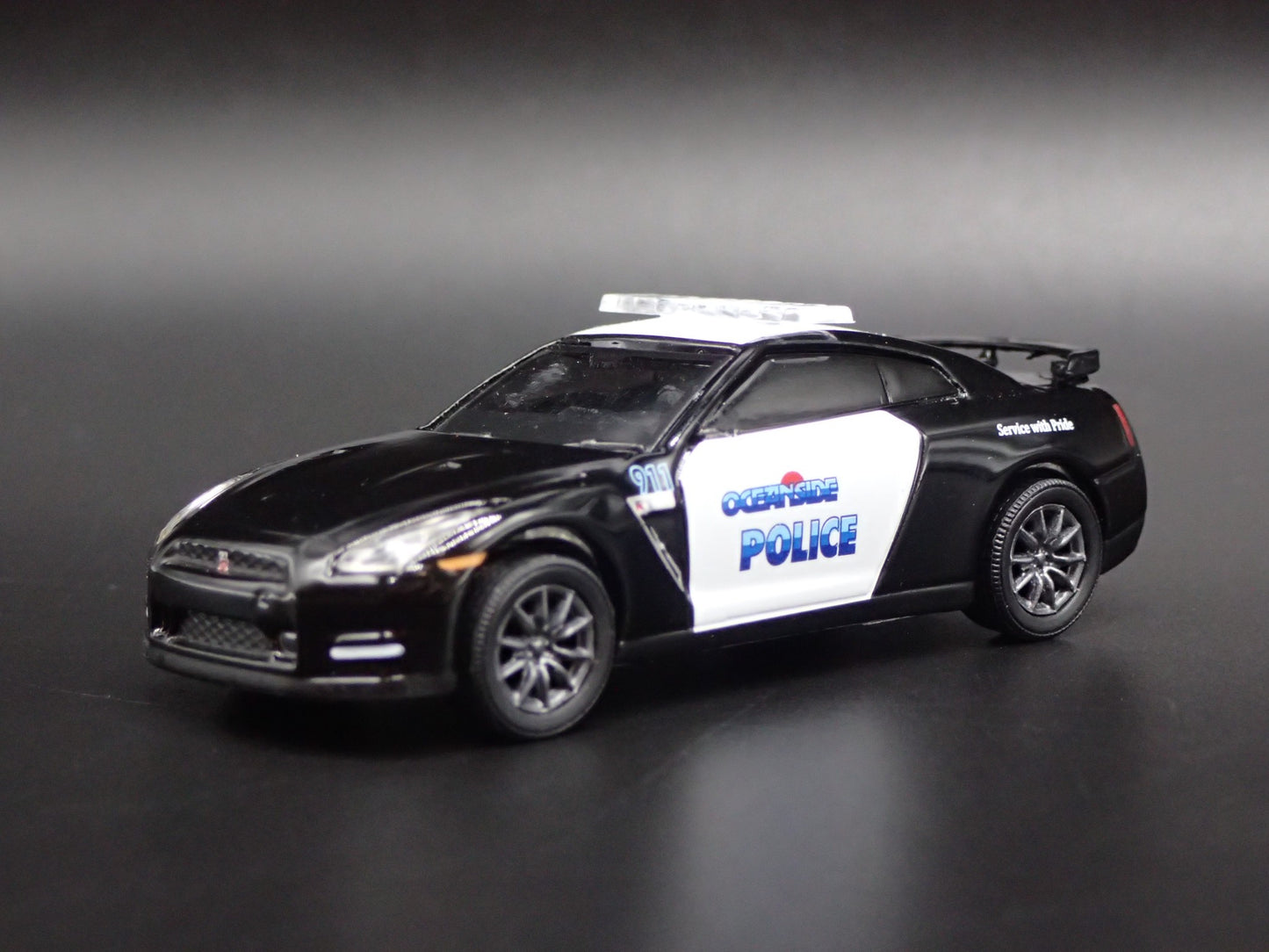 NISSAN SKYLINE GTR R35 OCEANSIDE, CA POLICE 1:64 SCALE DIORAMA DIECAST MODEL CAR