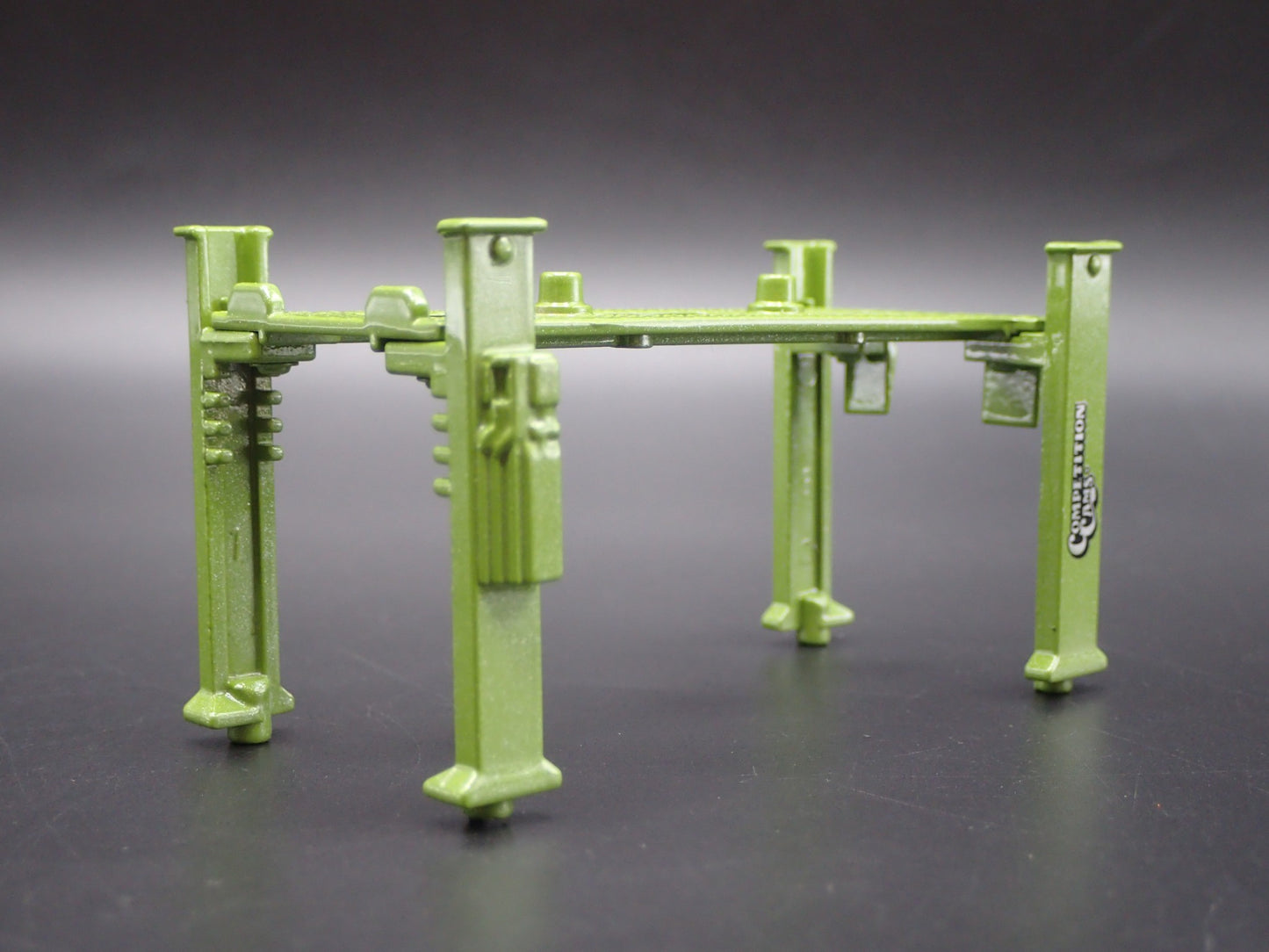 COMP CAMS 1:64 SCALE AUTO SHOP MECHANIC GARAGE 4 POST CAR LIFT DIECAST MODEL