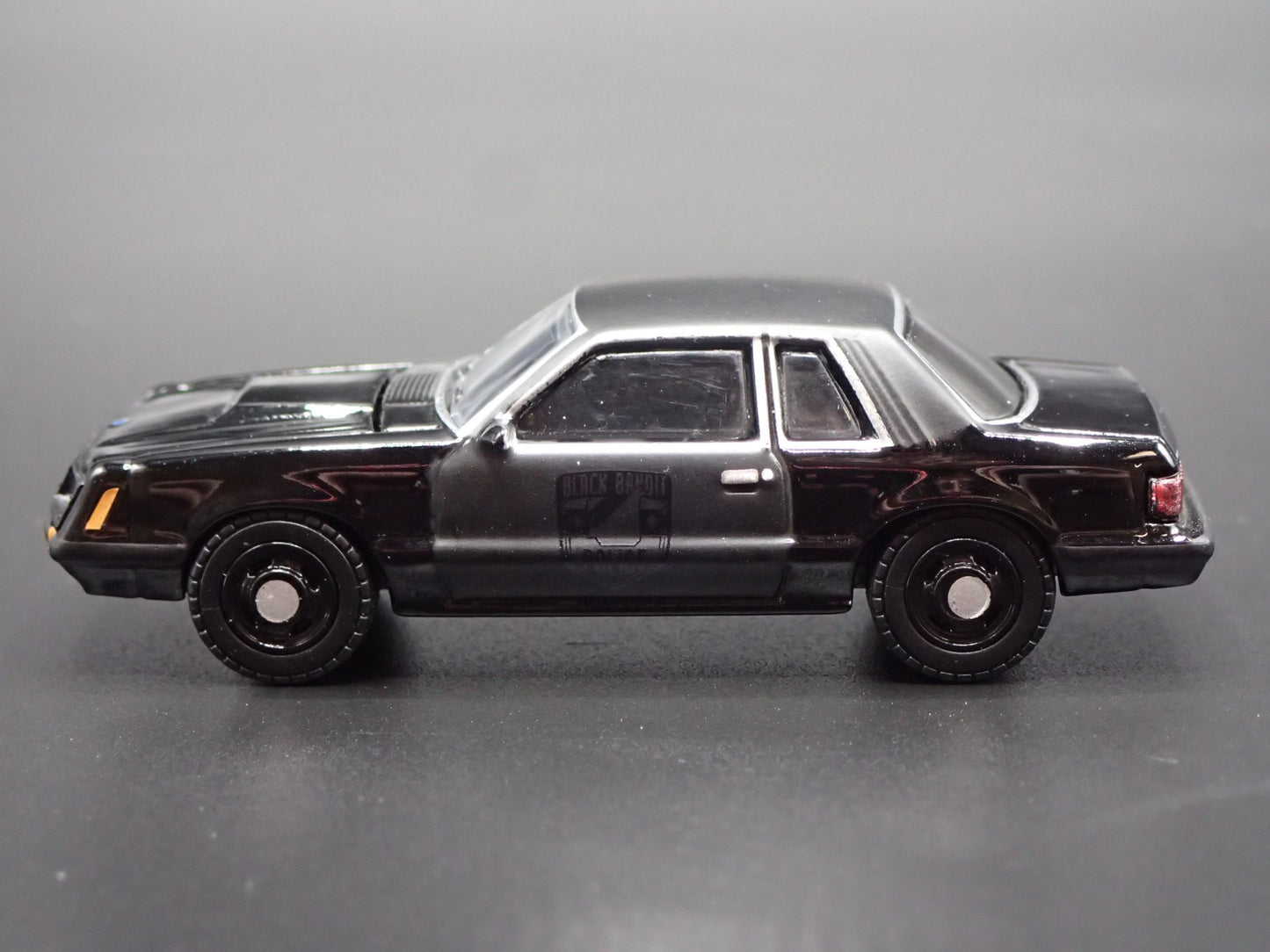 1982 82 FORD MUSTANG SSP POLICE FOX BODY 1:64 SCALE DIORAMA DIECAST MODEL CAR