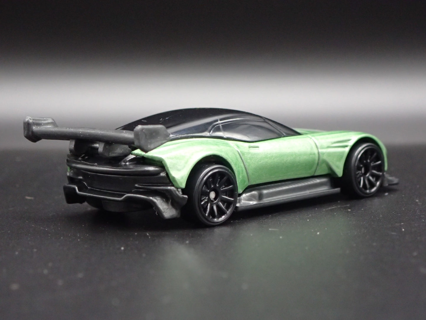2015-2016 ASTON MARTIN VULCAN RACE CAR 1/64 SCALE DIORAMA DIECAST MODEL CAR