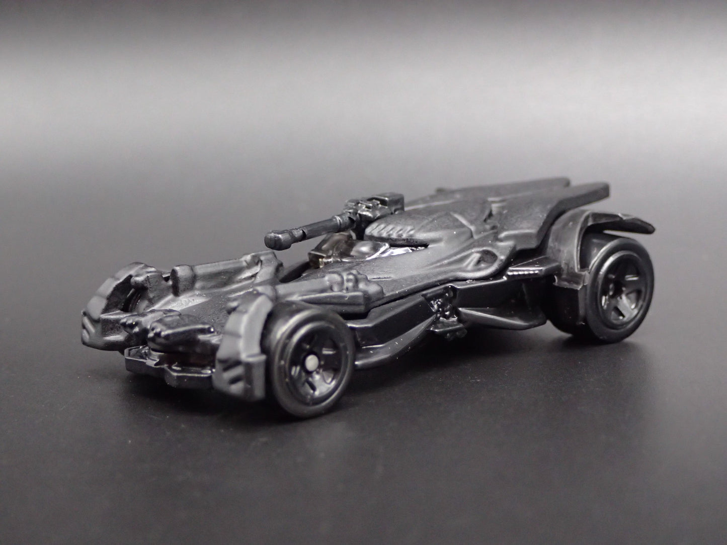 BATMAN JUSTICE LEAGUE BATMOBILE 1:64 SCALE COLLECTIBLE DIORAMA DIECAST MODEL CAR