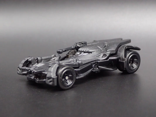 BATMAN JUSTICE LEAGUE BATMOBILE 1:64 SCALE COLLECTIBLE DIORAMA DIECAST MODEL CAR