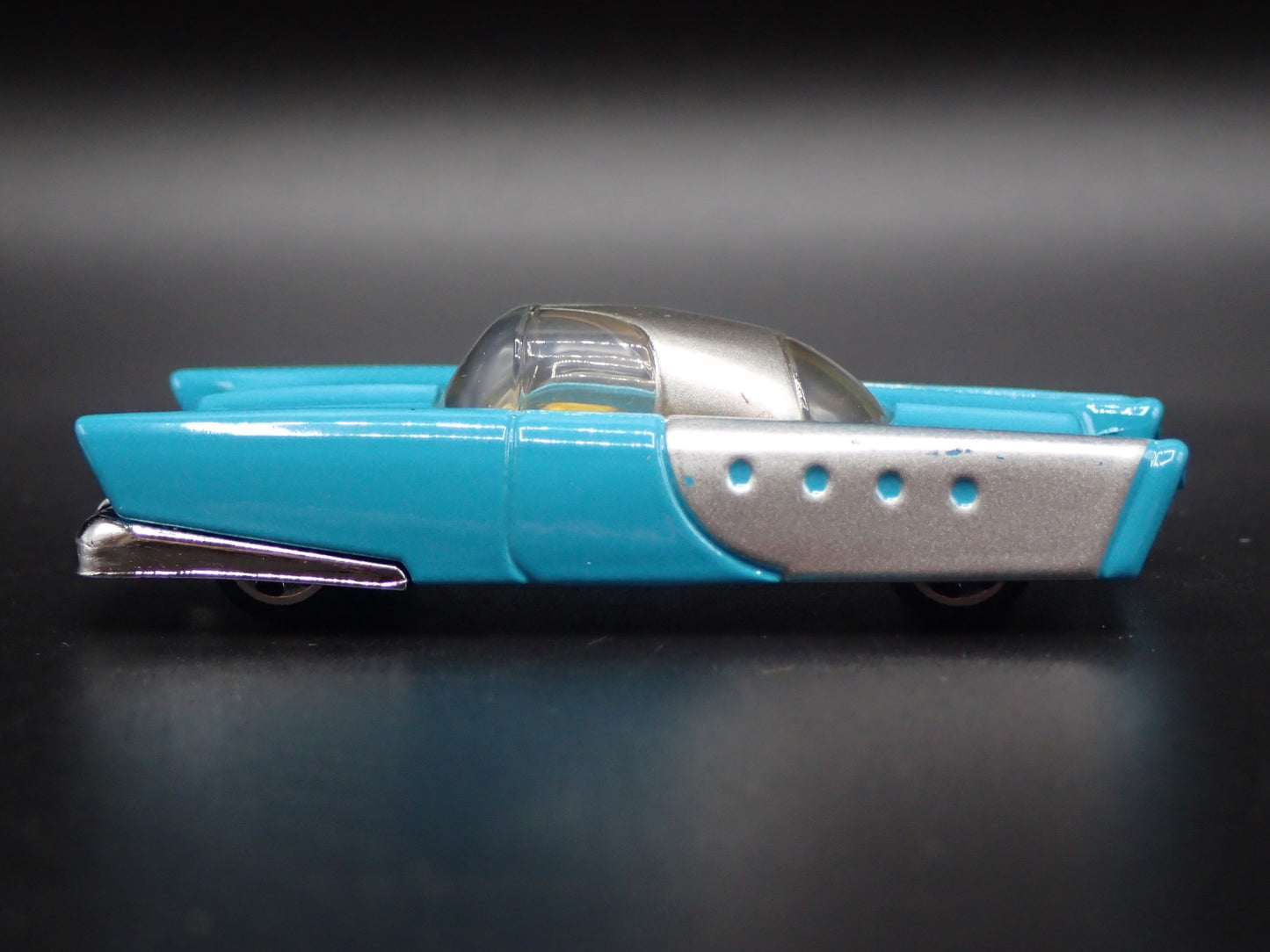 MATTEL DREAM MOBILE RETRO 60'S FUTURE CAR  1:64 SCALE DIORAMA DIECAST MODEL CAR