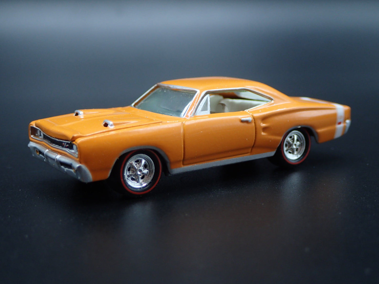 1969 69 DODGE CORONET SUPER BEE 1:64 SCALE COLLECTIBLE DIORAMA DIECAST MODEL CAR