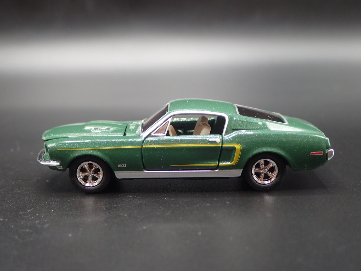 1968 68 FORD MUSTANG GT FASTBACK GREEN RARE 1:64 SCALE DIORAMA DIECAST MODEL CAR