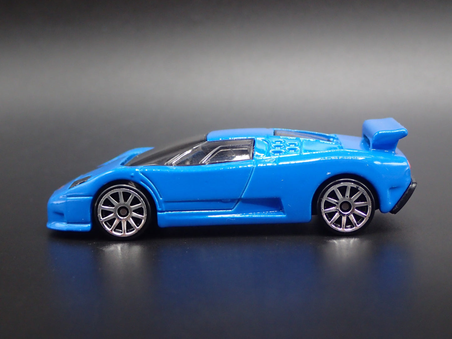 1991-1995 BUGATTI EB110 SS SUPER CAR BLUE 1:64 SCALE DIORAMA DIECAST MODEL CAR