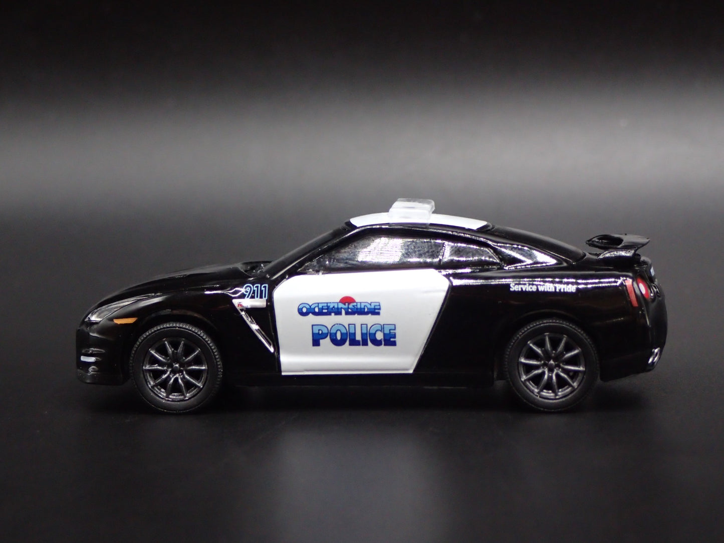 NISSAN SKYLINE GTR R35 OCEANSIDE, CA POLICE 1:64 SCALE DIORAMA DIECAST MODEL CAR