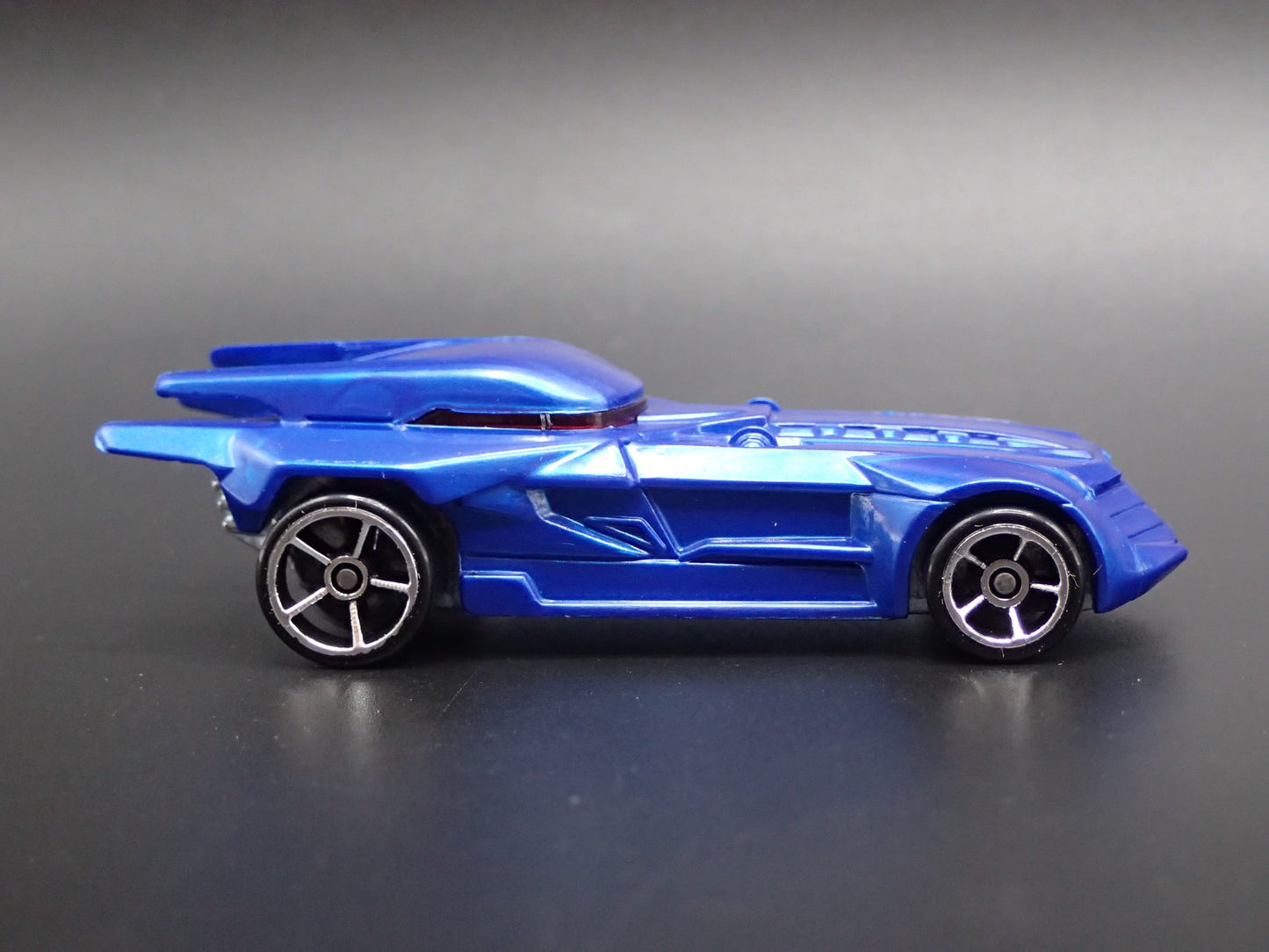 THE BATMAN BATMOBILE BLUE RARE 1:64 SCALE COLLECTIBLE DIORAMA DIECAST MODEL CAR