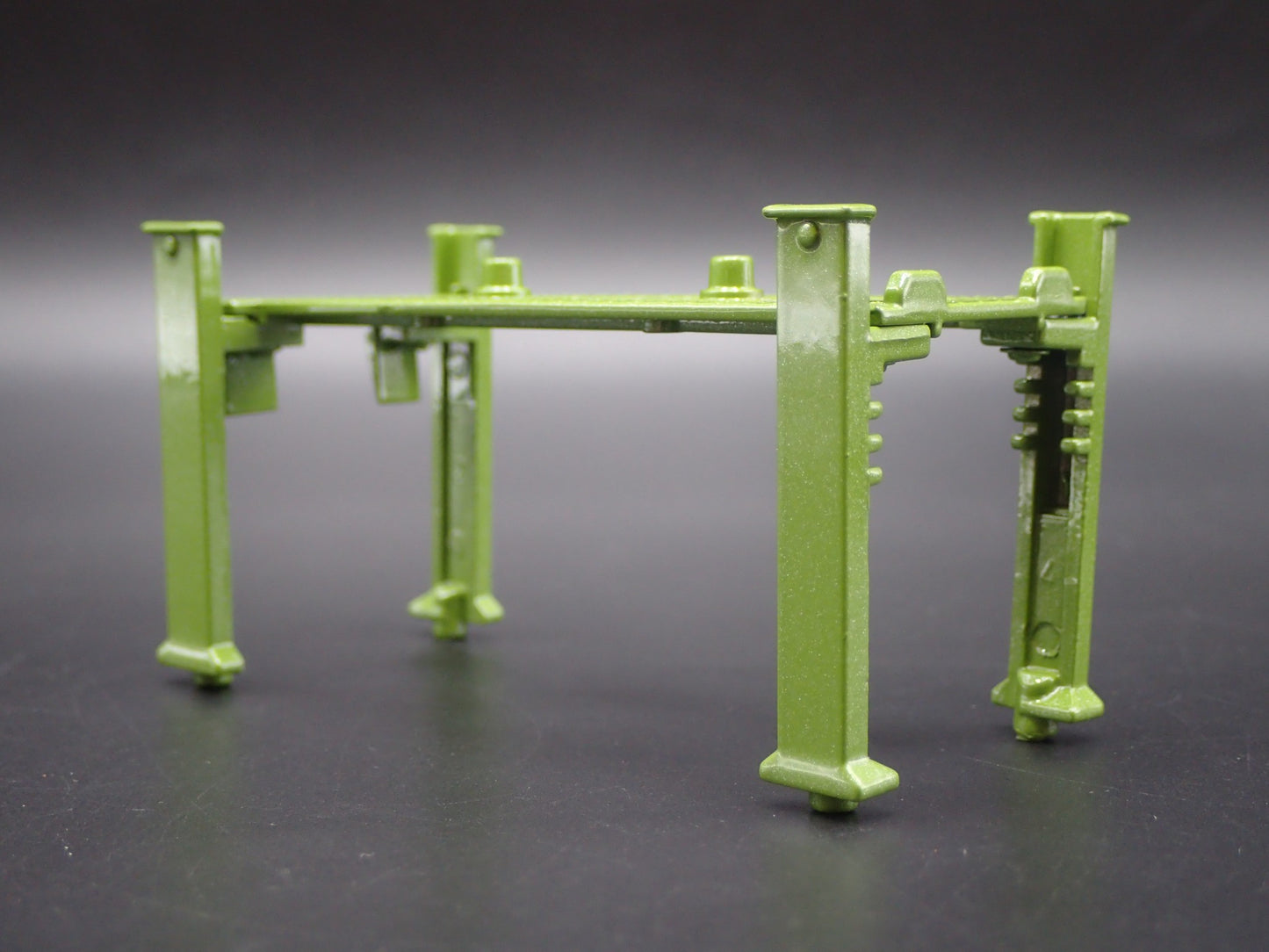 COMP CAMS 1:64 SCALE AUTO SHOP MECHANIC GARAGE 4 POST CAR LIFT DIECAST MODEL