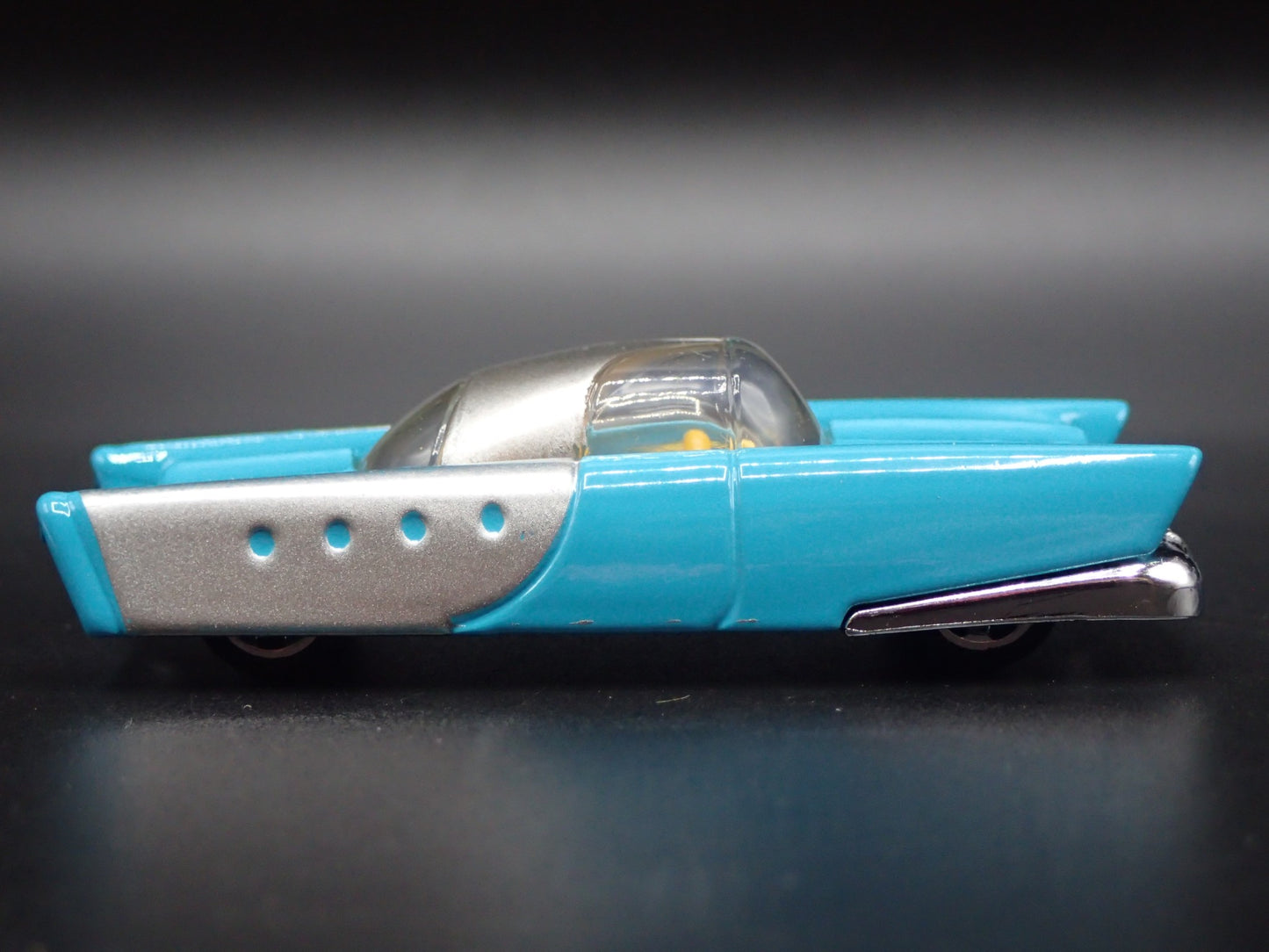 MATTEL DREAM MOBILE RETRO 60'S FUTURE CAR  1:64 SCALE DIORAMA DIECAST MODEL CAR