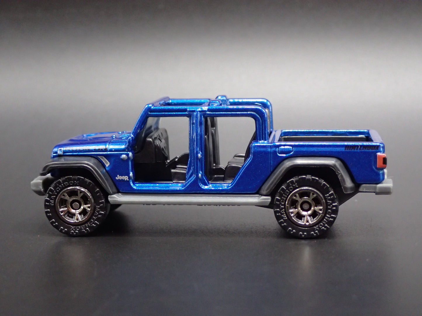 2020-2025 JEEP GLADIATOR PICKUP TRUCK JT 1:64 SCALE DIORAMA DIECAST MODEL CAR