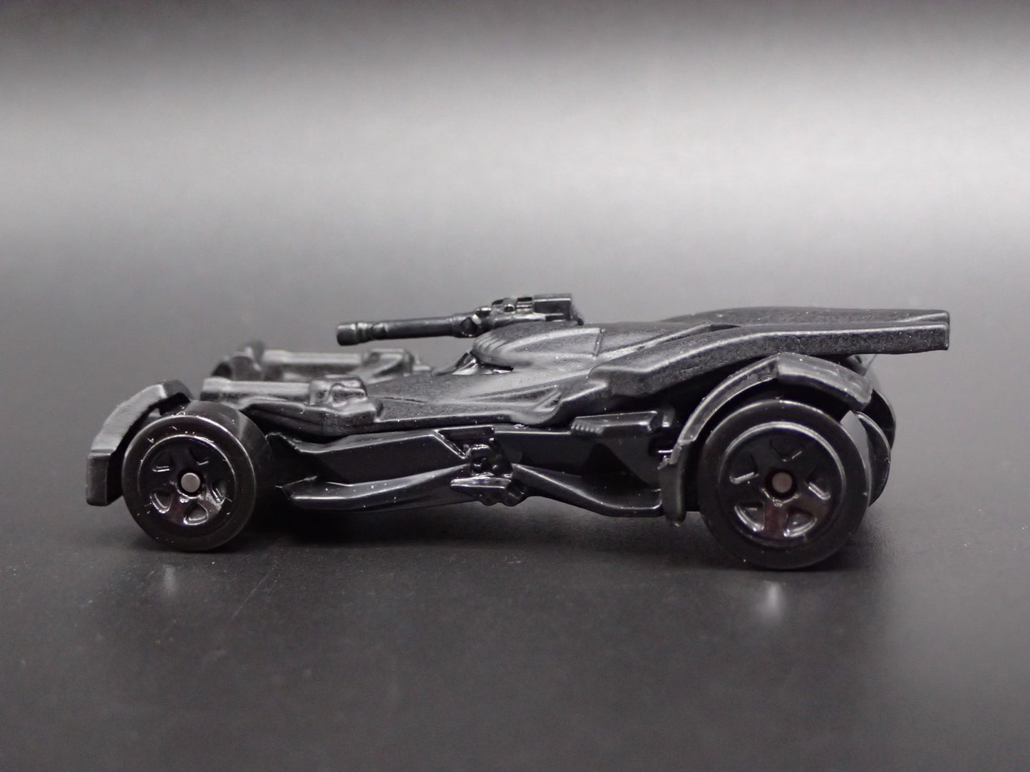 BATMAN JUSTICE LEAGUE BATMOBILE 1:64 SCALE COLLECTIBLE DIORAMA DIECAST MODEL CAR