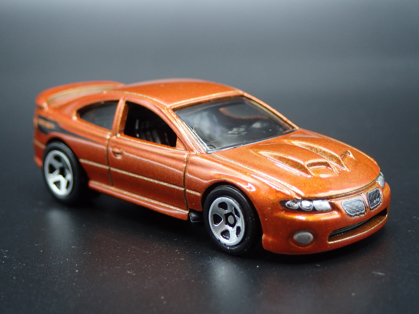 2004-2006 PONTIAC GTO ORANGE 1:64 SCALE COLLECTIBLE DIORAMA DIECAST MODEL CAR