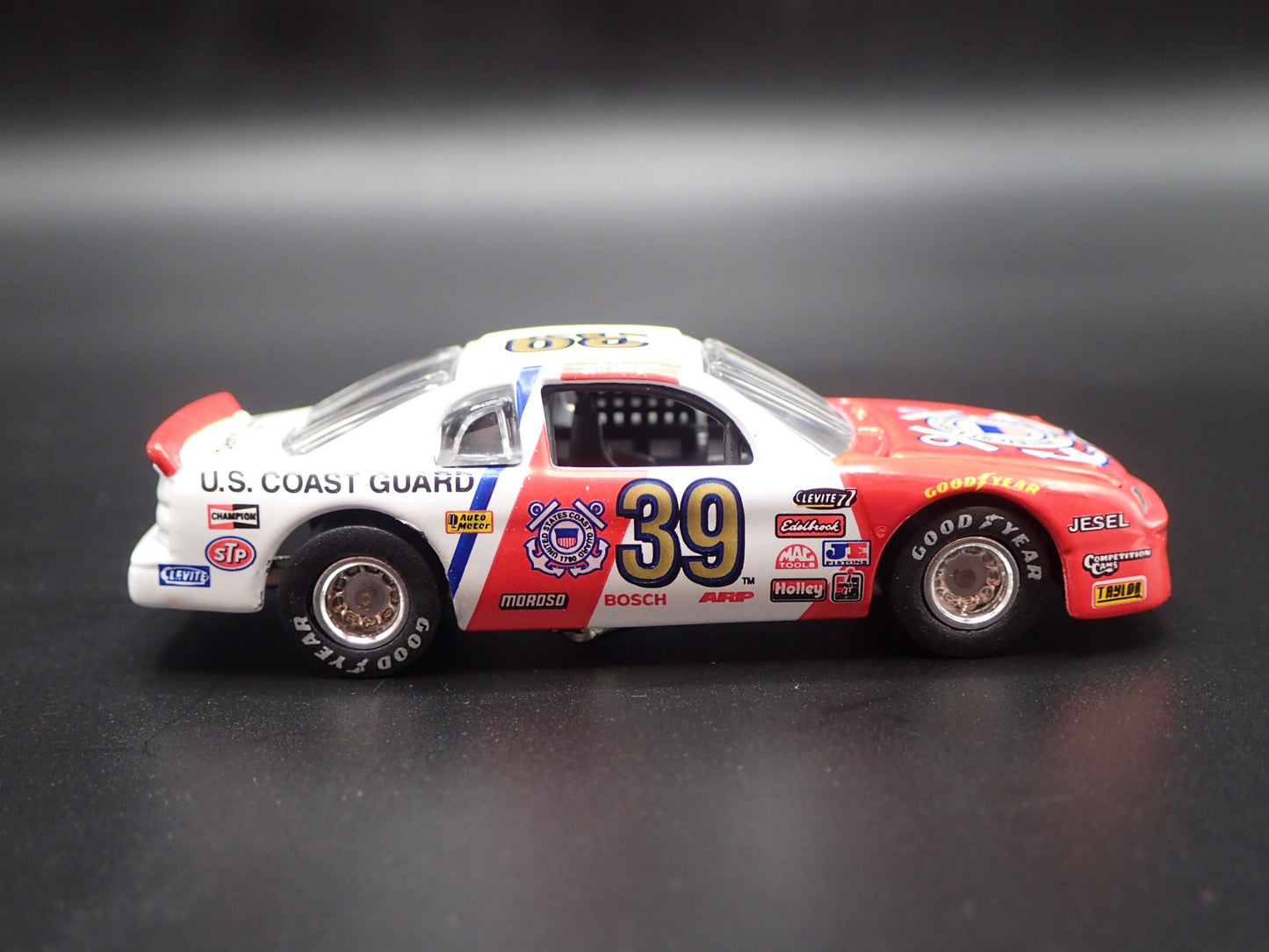 NASCAR RACING US COAST GUARD 39 1:64 SCALE COLELCTIBLE DIORAMA DIECAST MODEL CAR