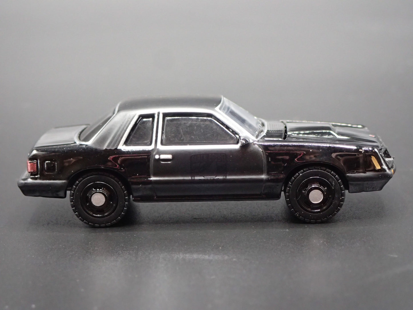 1982 82 FORD MUSTANG SSP POLICE FOX BODY 1:64 SCALE DIORAMA DIECAST MODEL CAR