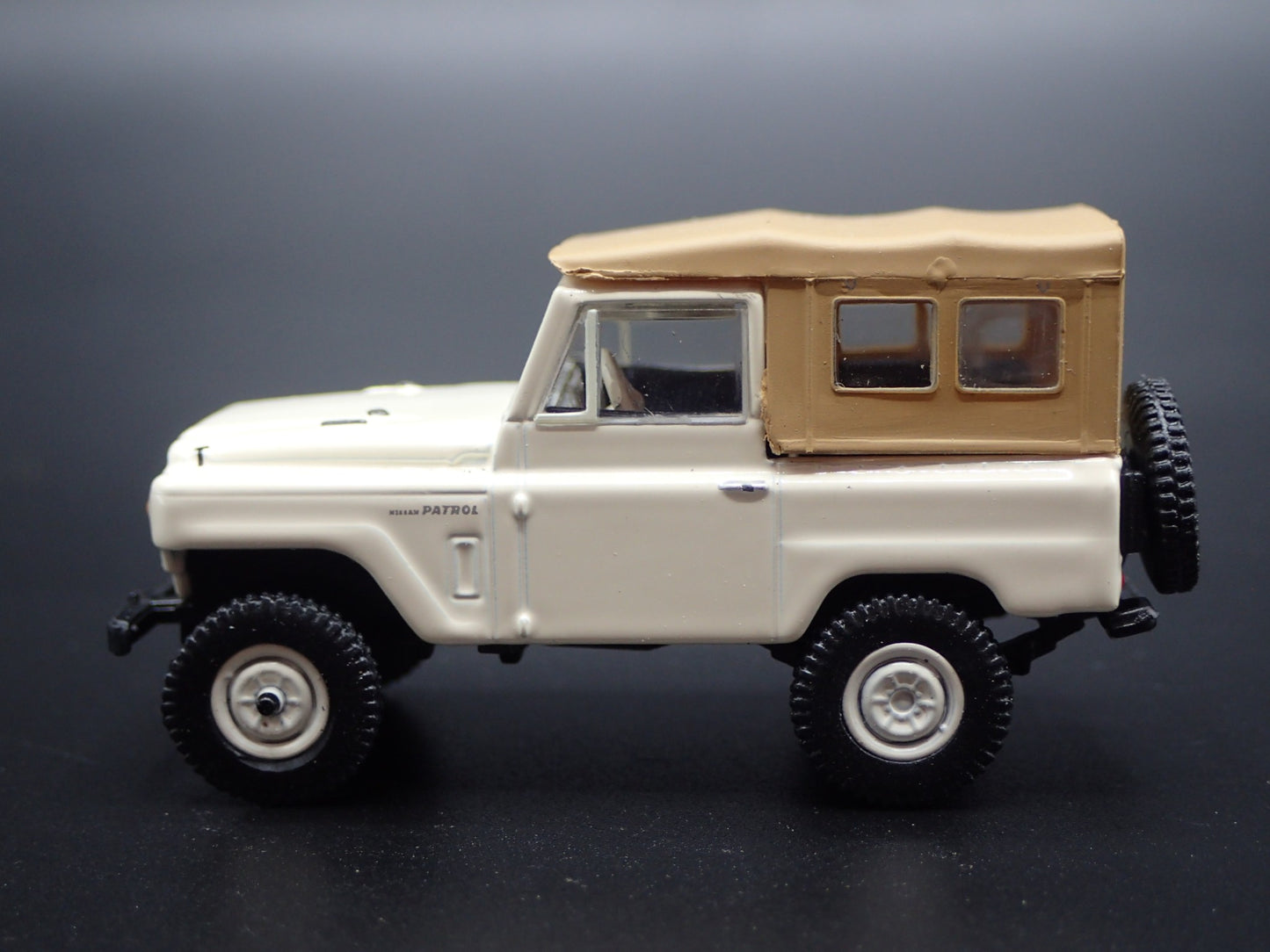1960-1980 NISSAN PATROL SUV TRUCK TAN 1:64 SCALE COLLECTIBLE DIECAST MODEL CAR