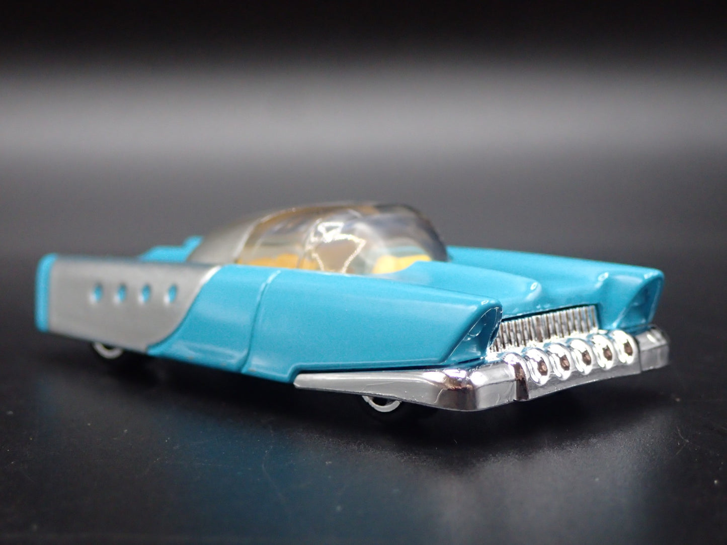 MATTEL DREAM MOBILE RETRO 60'S FUTURE CAR  1:64 SCALE DIORAMA DIECAST MODEL CAR