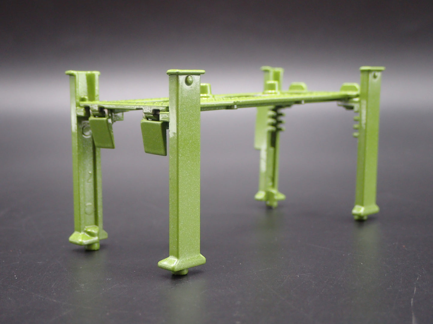 COMP CAMS 1:64 SCALE AUTO SHOP MECHANIC GARAGE 4 POST CAR LIFT DIECAST MODEL