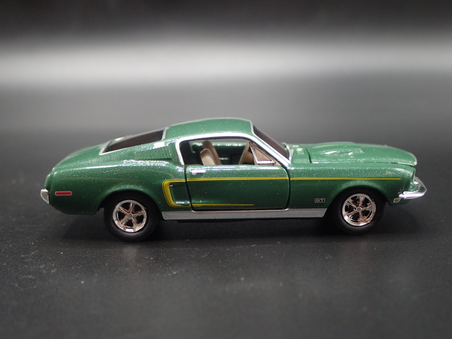 1968 68 FORD MUSTANG GT FASTBACK GREEN RARE 1:64 SCALE DIORAMA DIECAST MODEL CAR