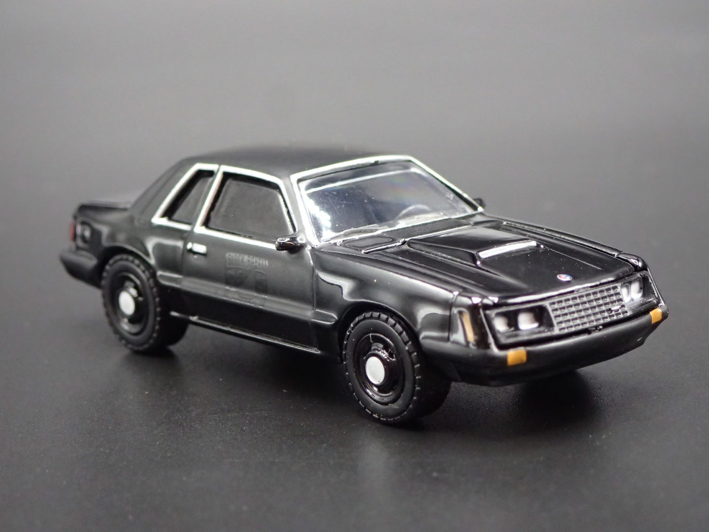 1982 82 FORD MUSTANG SSP POLICE FOX BODY 1:64 SCALE DIORAMA DIECAST MODEL CAR