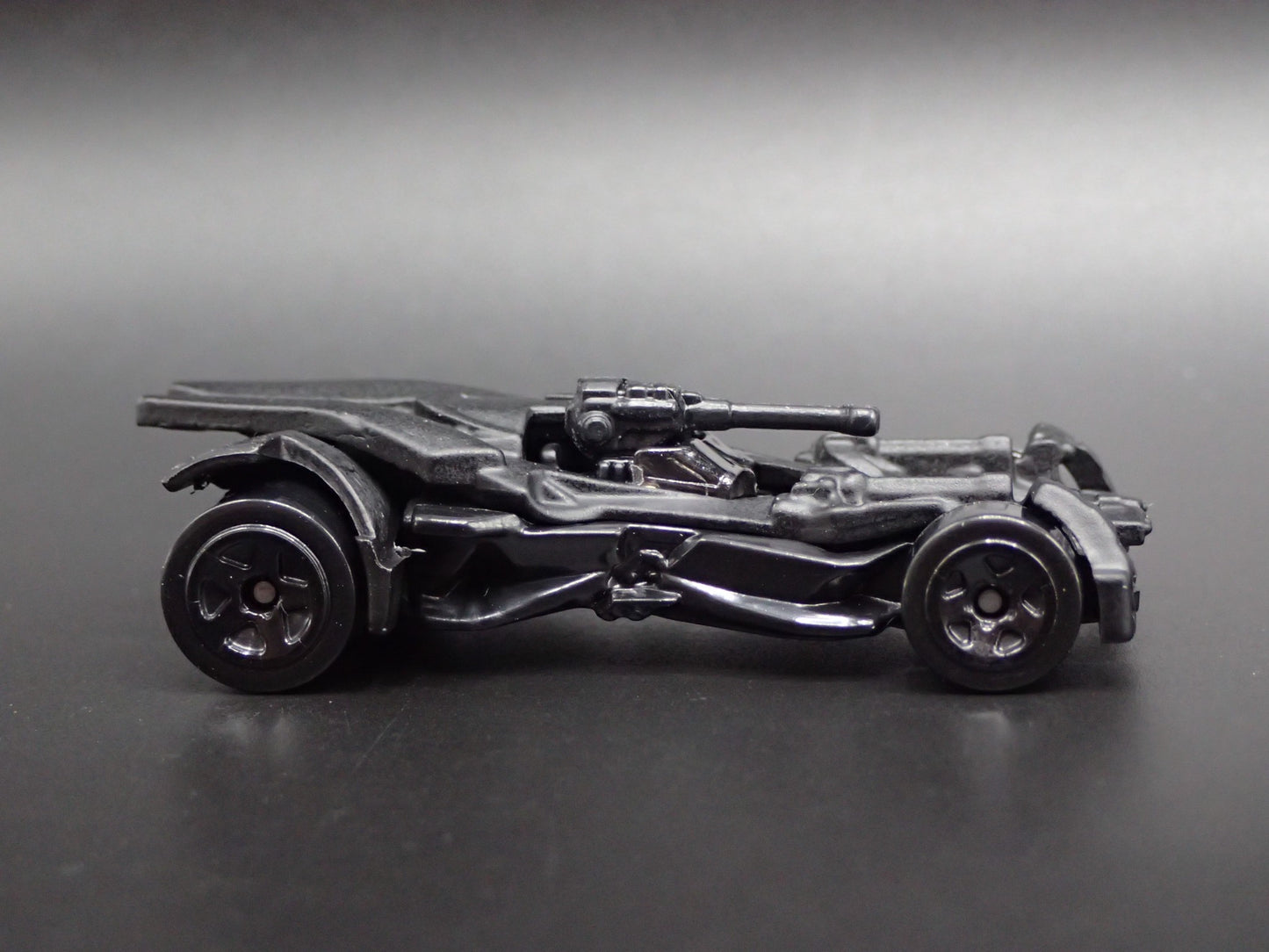 BATMAN JUSTICE LEAGUE BATMOBILE 1:64 SCALE COLLECTIBLE DIORAMA DIECAST MODEL CAR