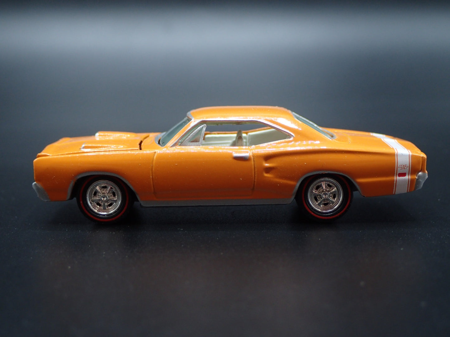 1969 69 DODGE CORONET SUPER BEE 1:64 SCALE COLLECTIBLE DIORAMA DIECAST MODEL CAR