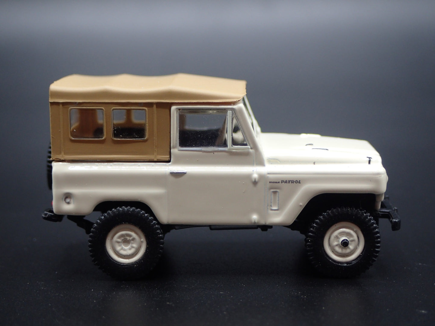 1960-1980 NISSAN PATROL SUV TRUCK TAN 1:64 SCALE COLLECTIBLE DIECAST MODEL CAR