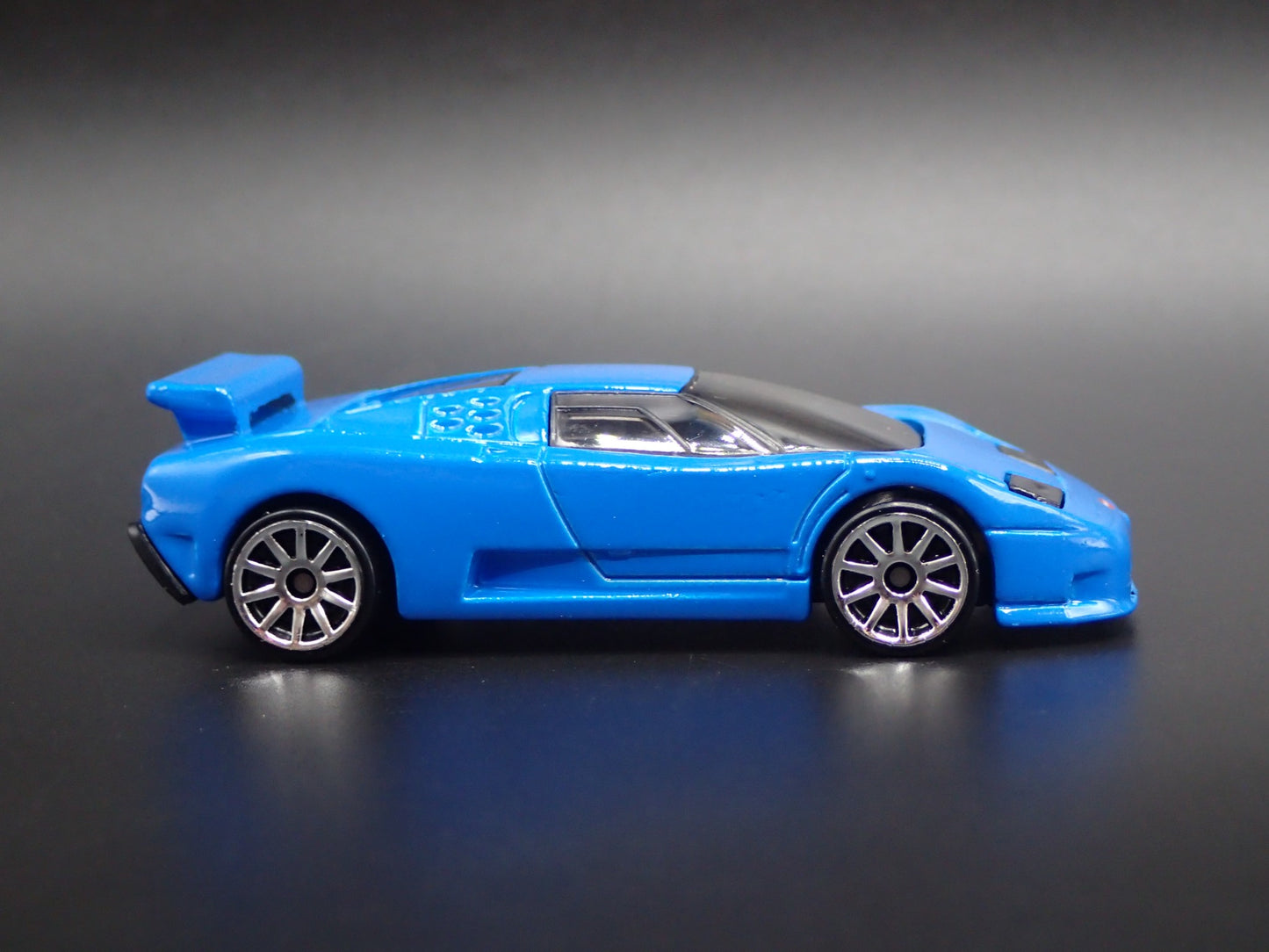 1991-1995 BUGATTI EB110 SS SUPER CAR BLUE 1:64 SCALE DIORAMA DIECAST MODEL CAR