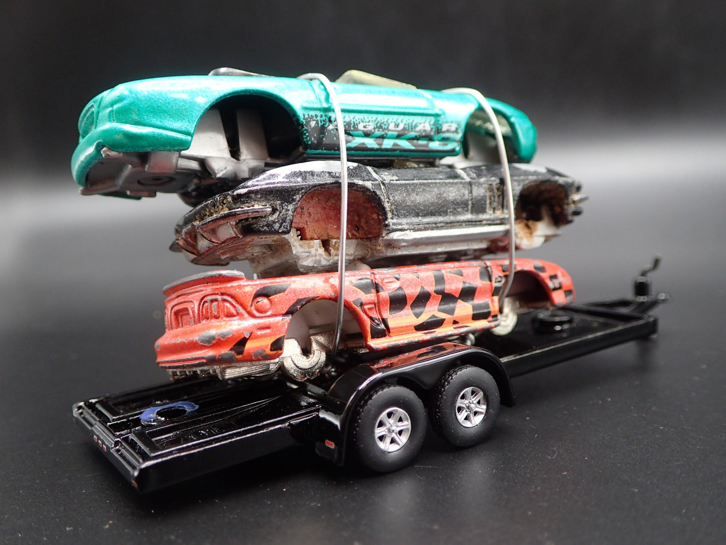 SPORTS CARS 3 CARS CRUSHED ON A FLATBED TRAILER 1:64 SCALE DIECAST MODEL CAR