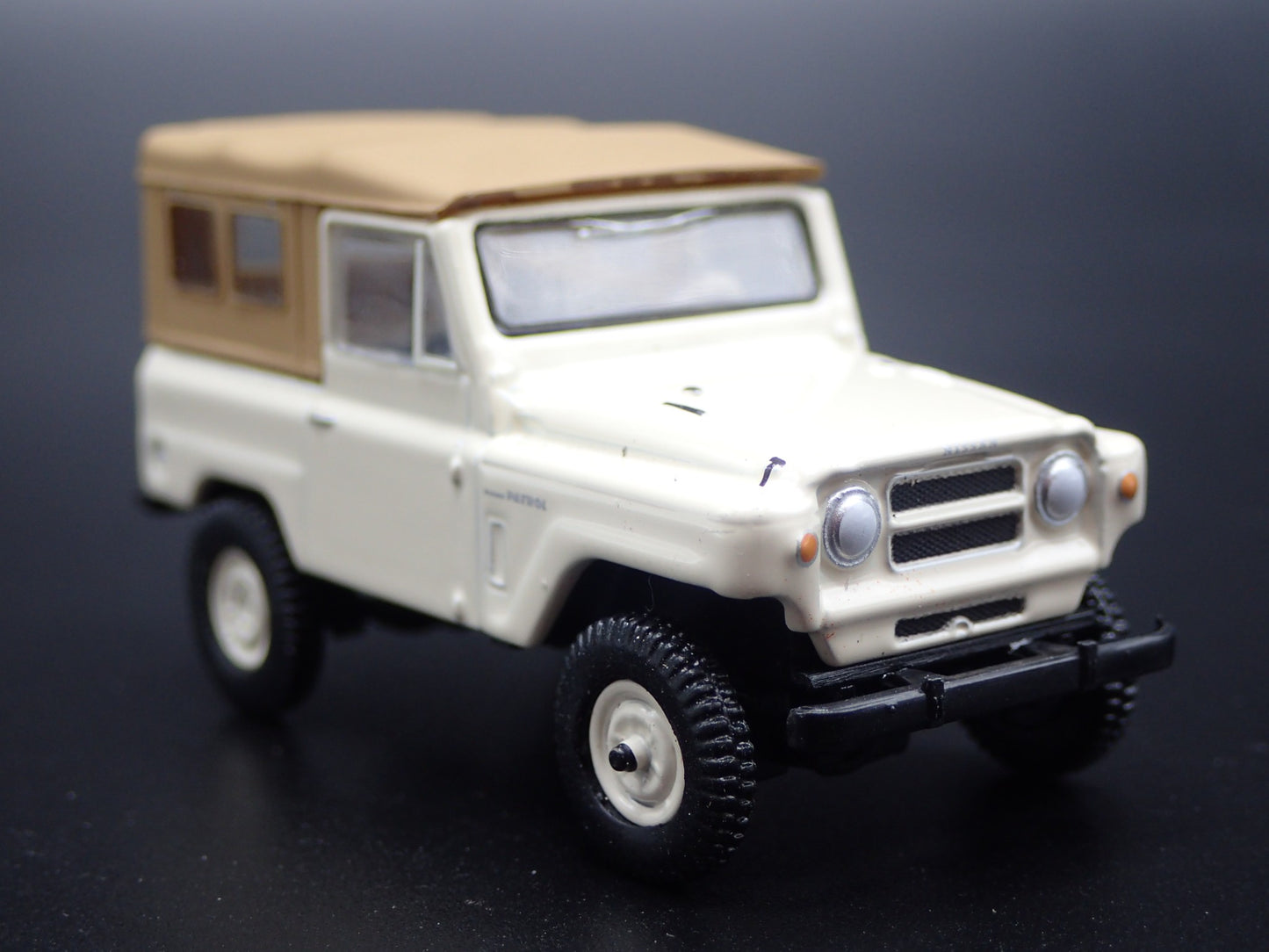 1960-1980 NISSAN PATROL SUV TRUCK TAN 1:64 SCALE COLLECTIBLE DIECAST MODEL CAR