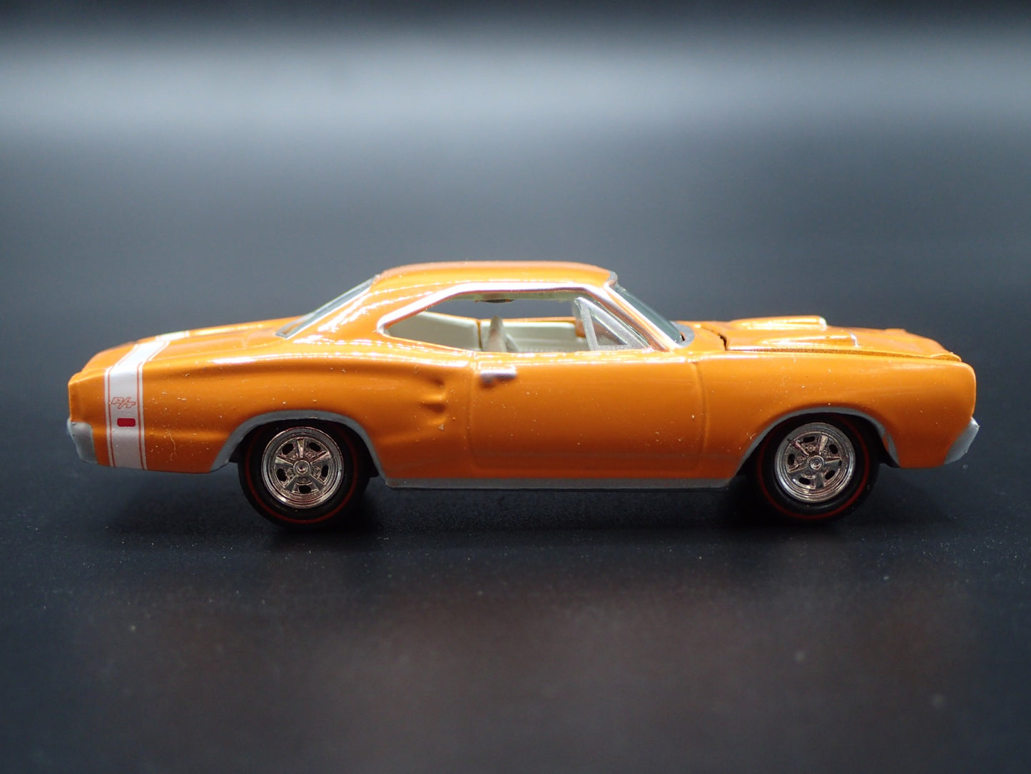 1969 69 DODGE CORONET SUPER BEE 1:64 SCALE COLLECTIBLE DIORAMA DIECAST MODEL CAR