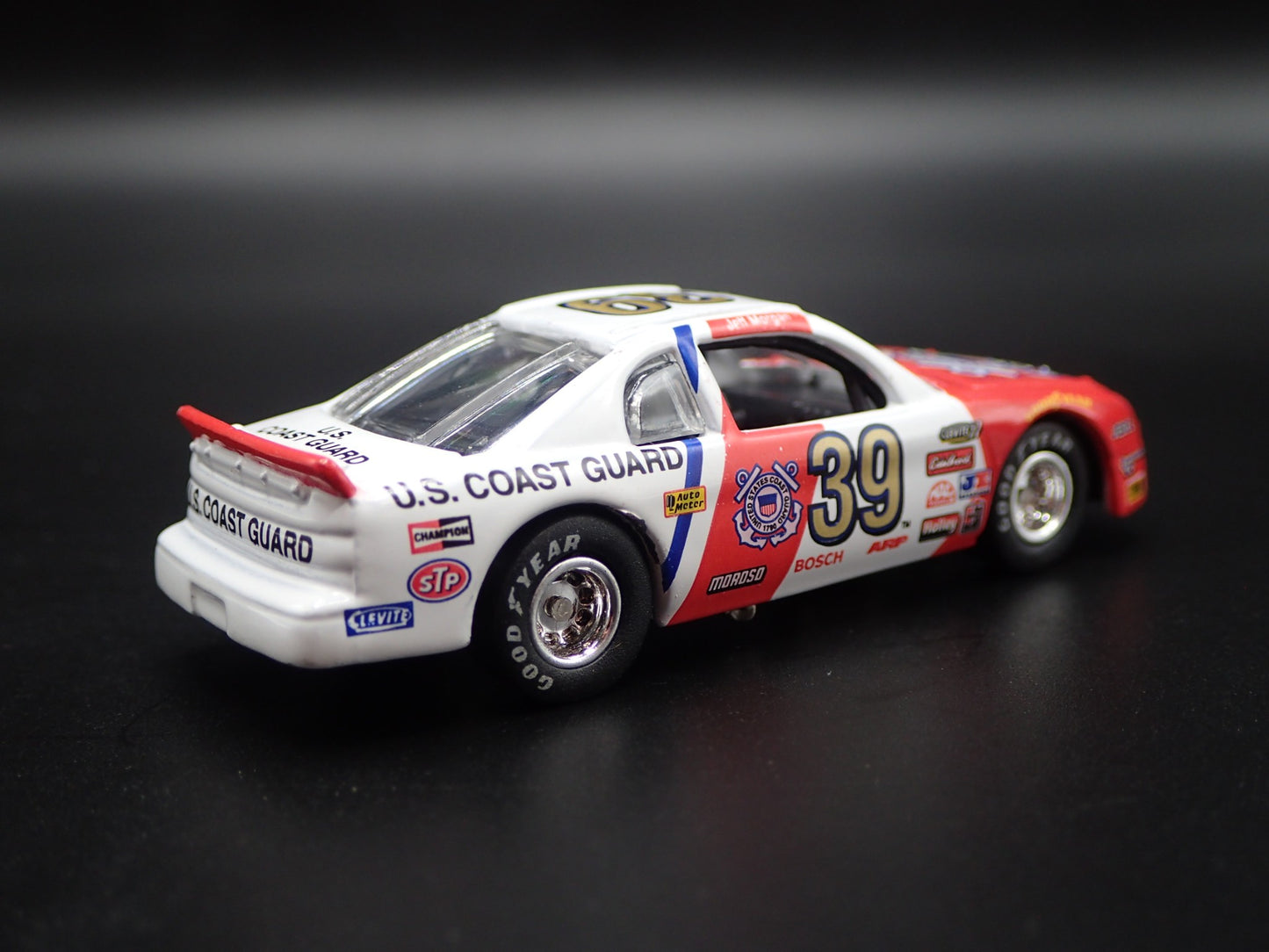 NASCAR RACING US COAST GUARD 39 1:64 SCALE COLELCTIBLE DIORAMA DIECAST MODEL CAR
