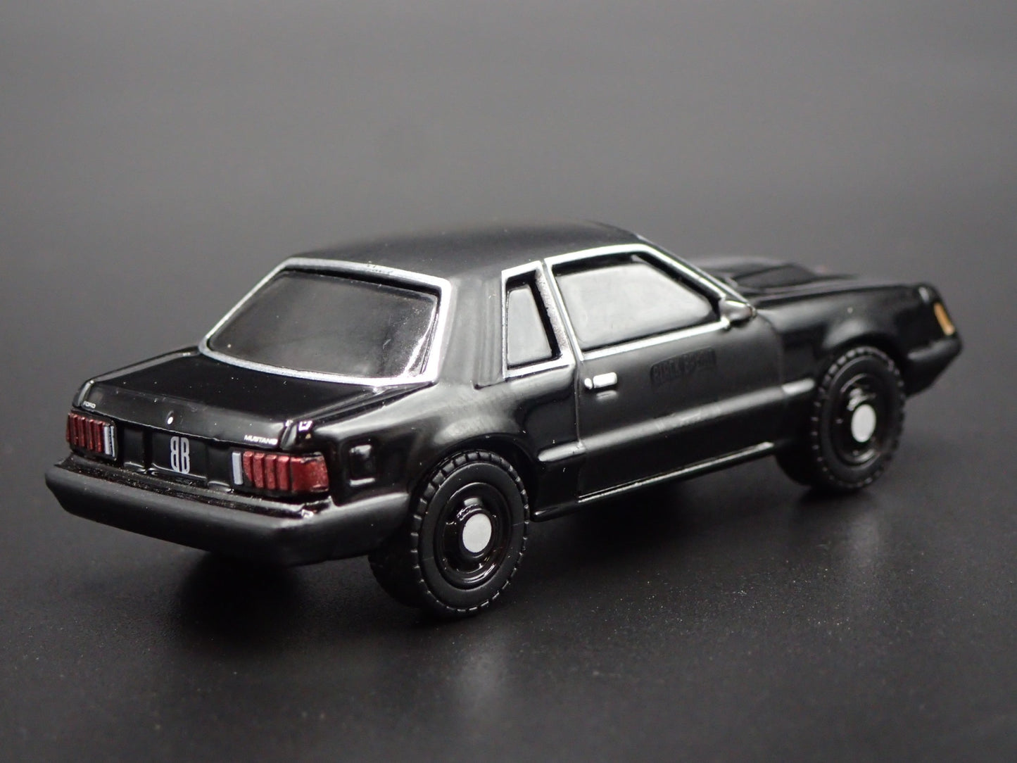 1982 82 FORD MUSTANG SSP POLICE FOX BODY 1:64 SCALE DIORAMA DIECAST MODEL CAR