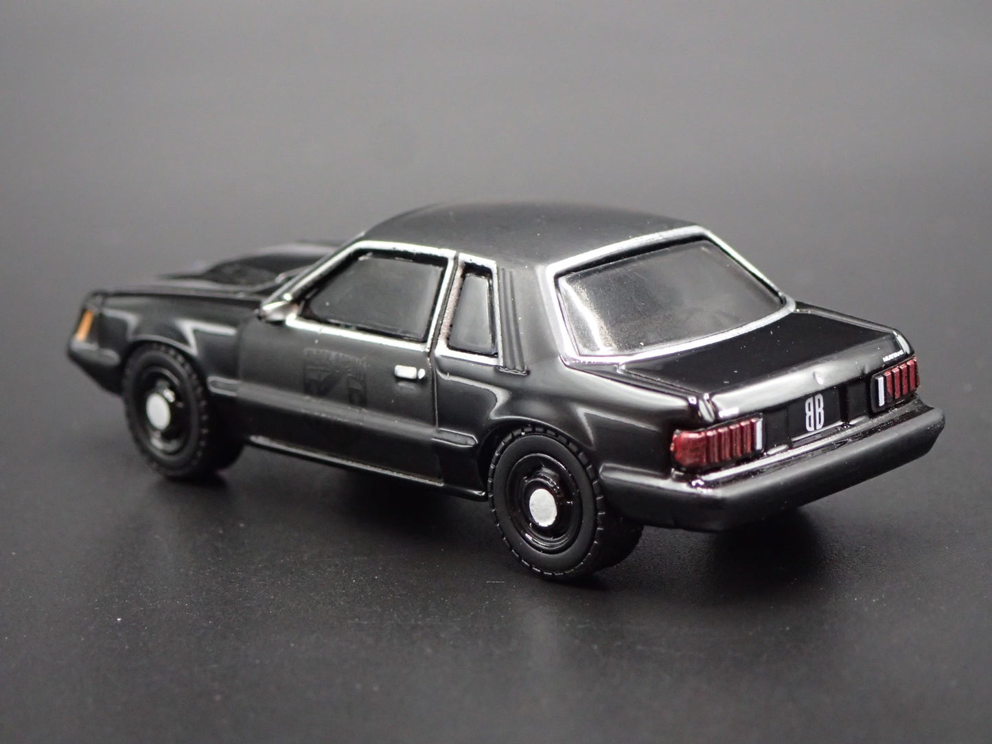 1982 82 FORD MUSTANG SSP POLICE FOX BODY 1:64 SCALE DIORAMA DIECAST MODEL CAR