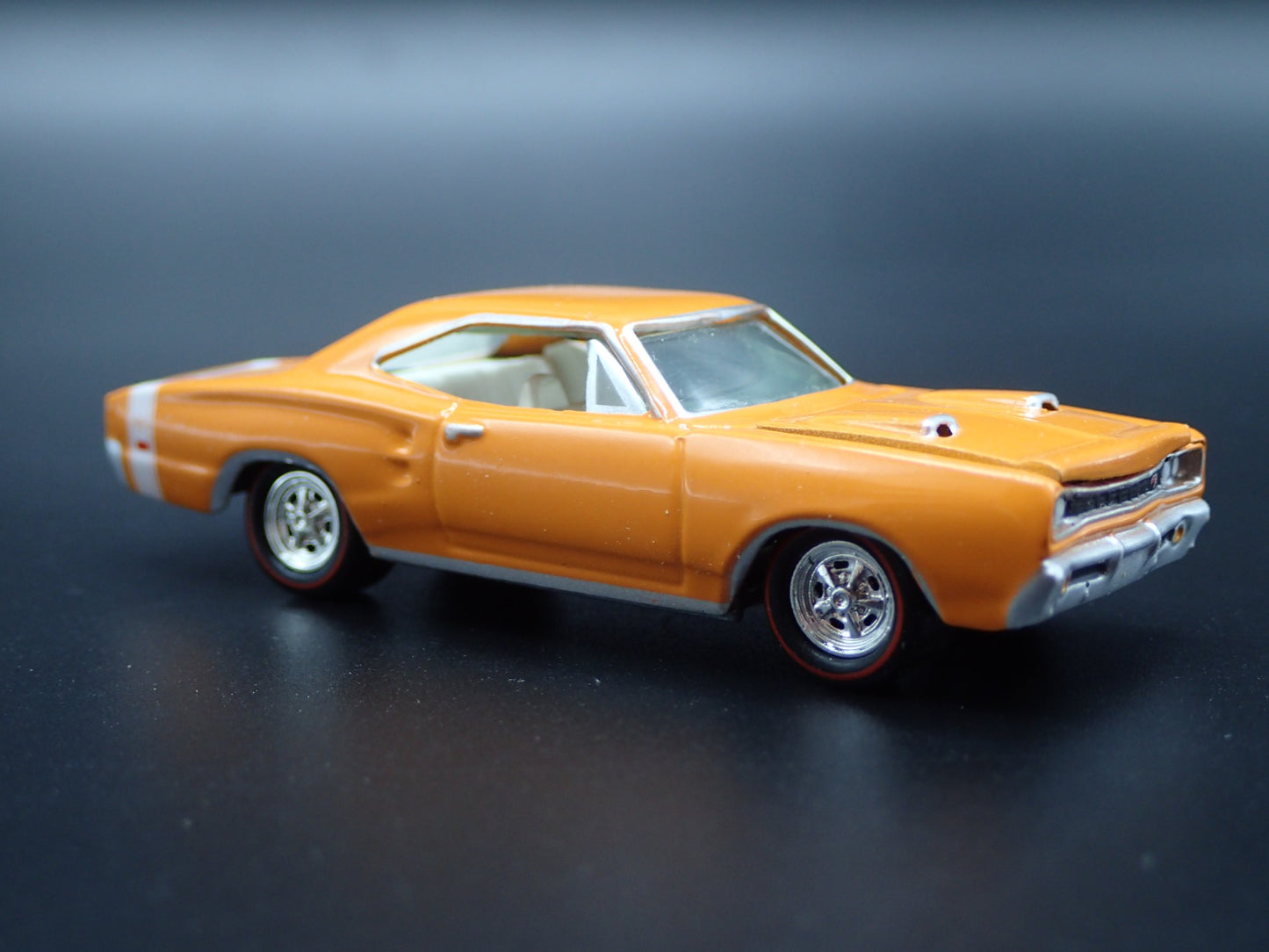 1969 69 DODGE CORONET SUPER BEE 1:64 SCALE COLLECTIBLE DIORAMA DIECAST MODEL CAR