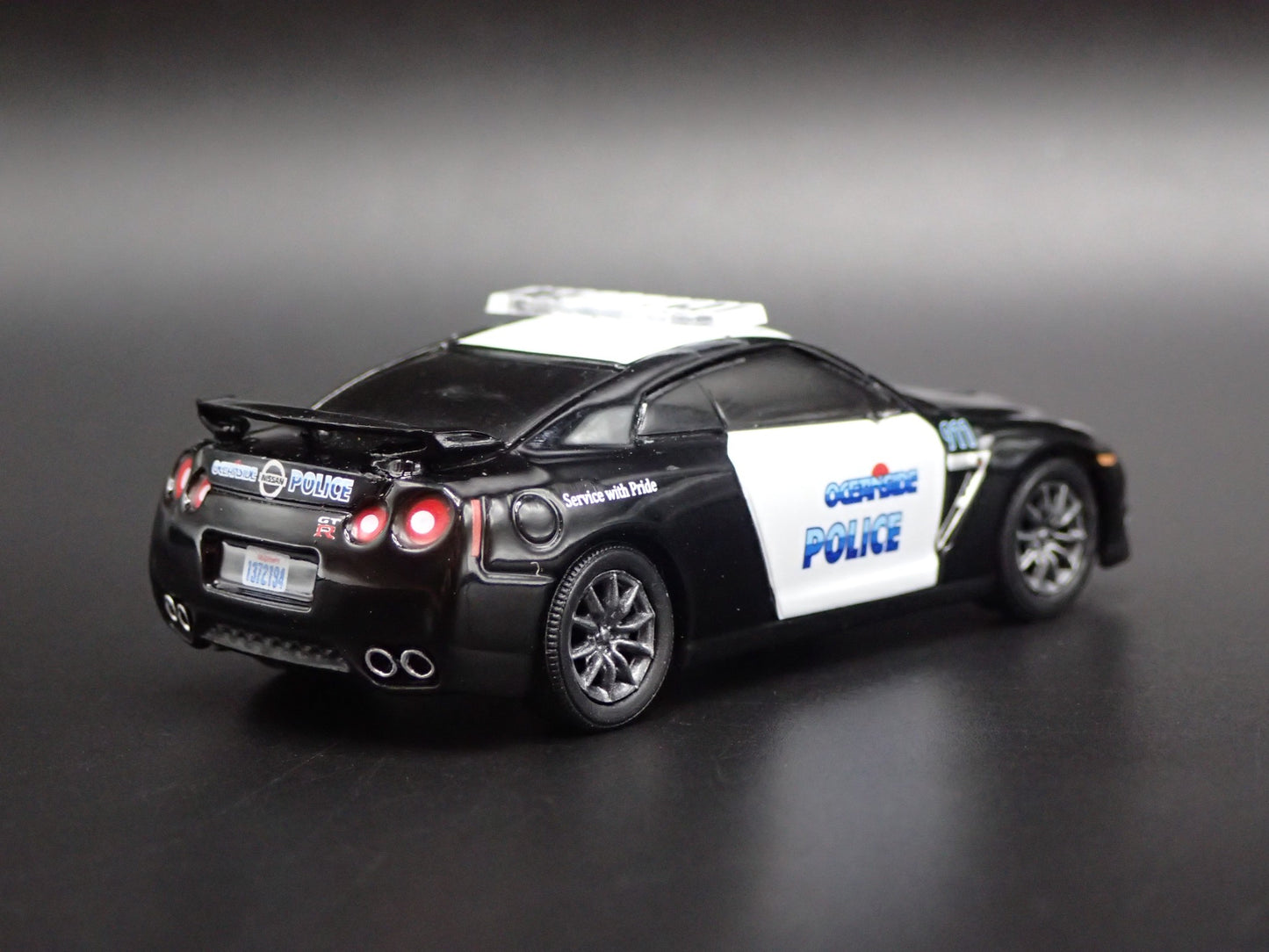 NISSAN SKYLINE GTR R35 OCEANSIDE, CA POLICE 1:64 SCALE DIORAMA DIECAST MODEL CAR