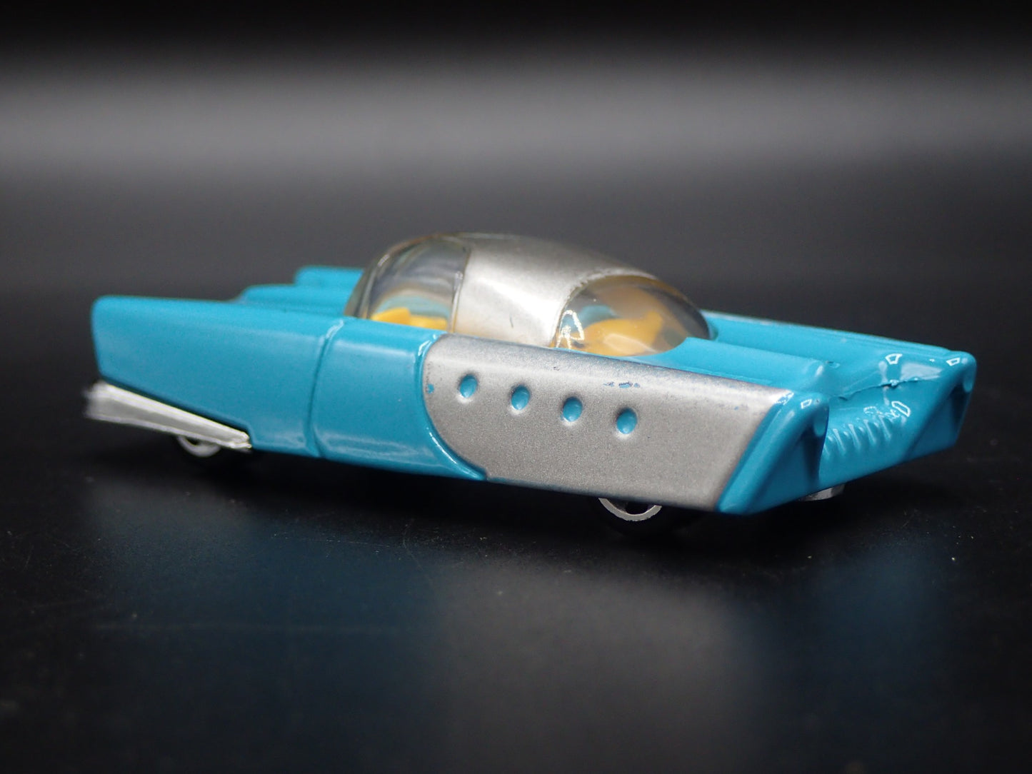 MATTEL DREAM MOBILE RETRO 60'S FUTURE CAR  1:64 SCALE DIORAMA DIECAST MODEL CAR