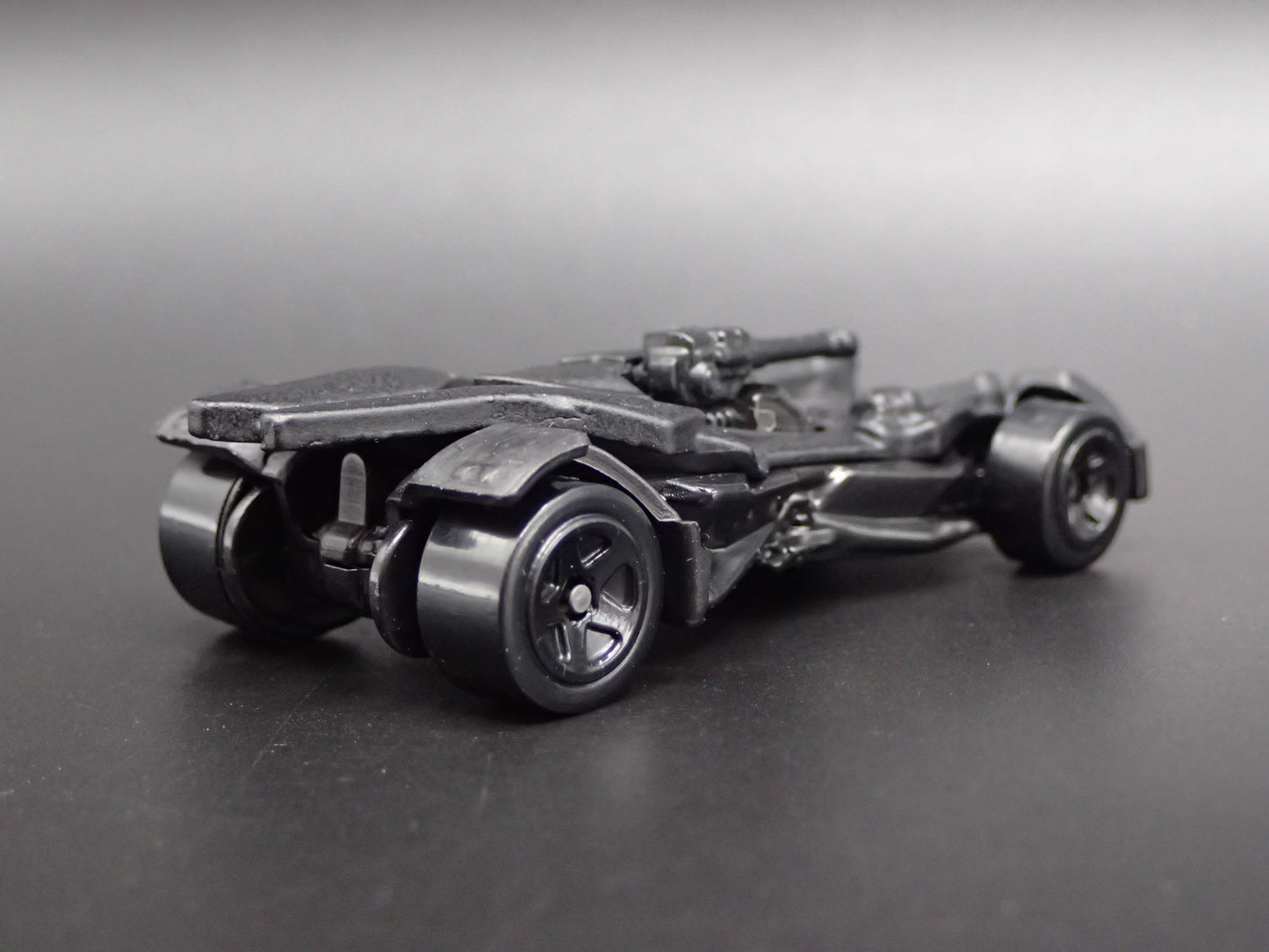 BATMAN JUSTICE LEAGUE BATMOBILE 1:64 SCALE COLLECTIBLE DIORAMA DIECAST MODEL CAR