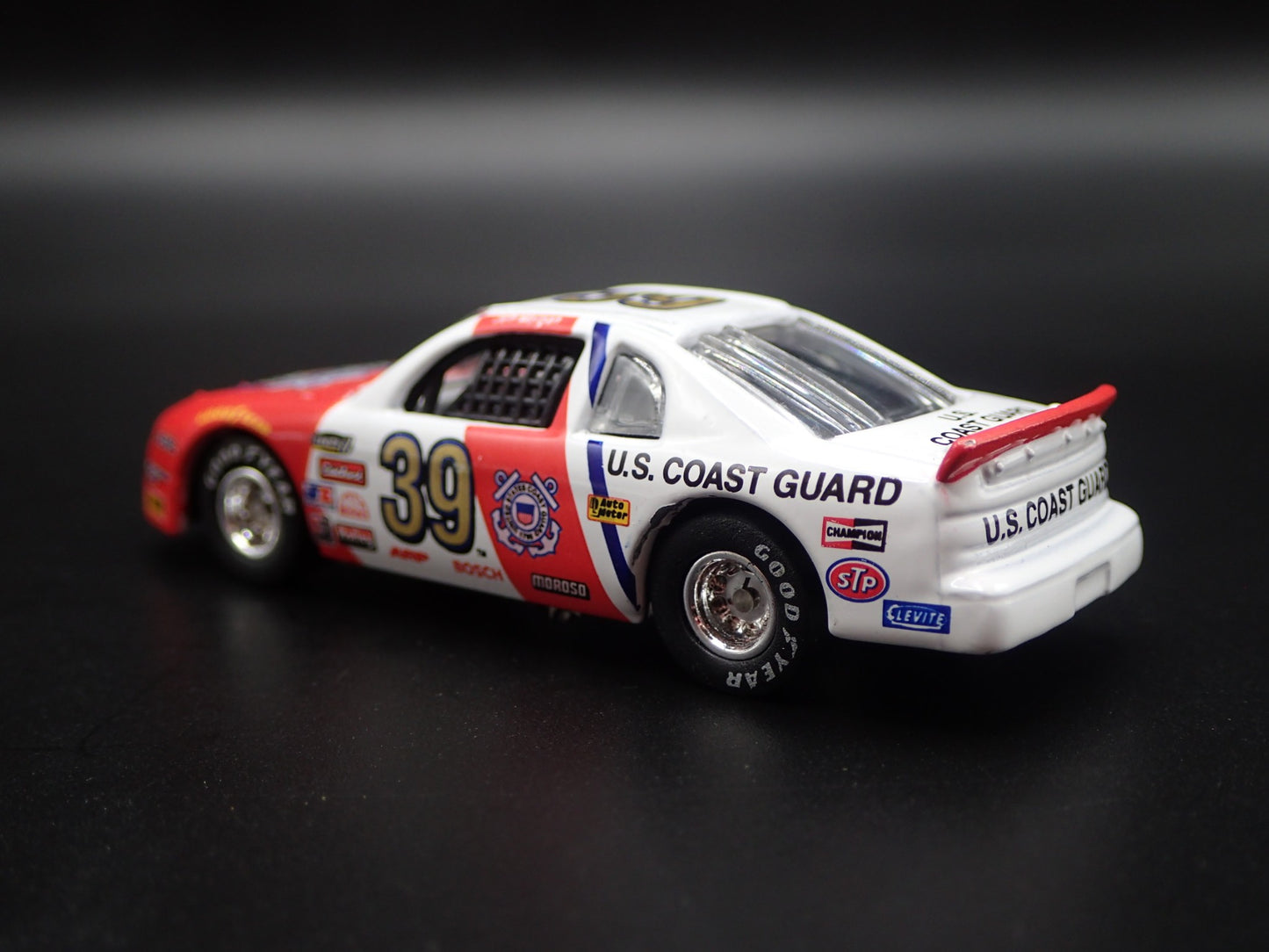 NASCAR RACING US COAST GUARD 39 1:64 SCALE COLELCTIBLE DIORAMA DIECAST MODEL CAR
