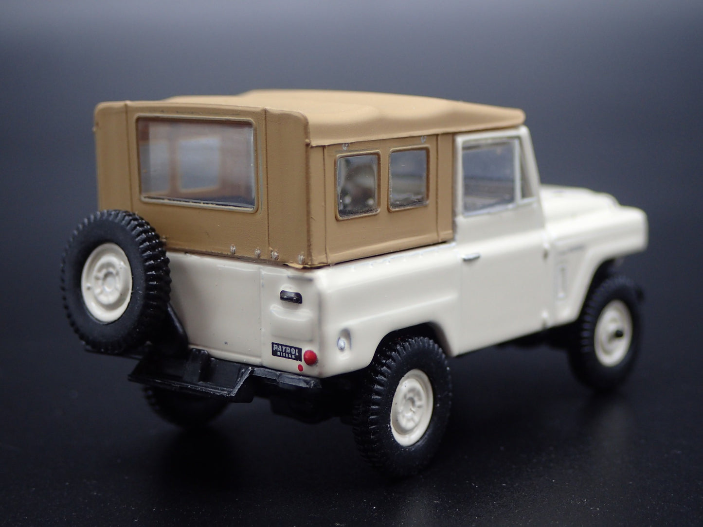 1960-1980 NISSAN PATROL SUV TRUCK TAN 1:64 SCALE COLLECTIBLE DIECAST MODEL CAR
