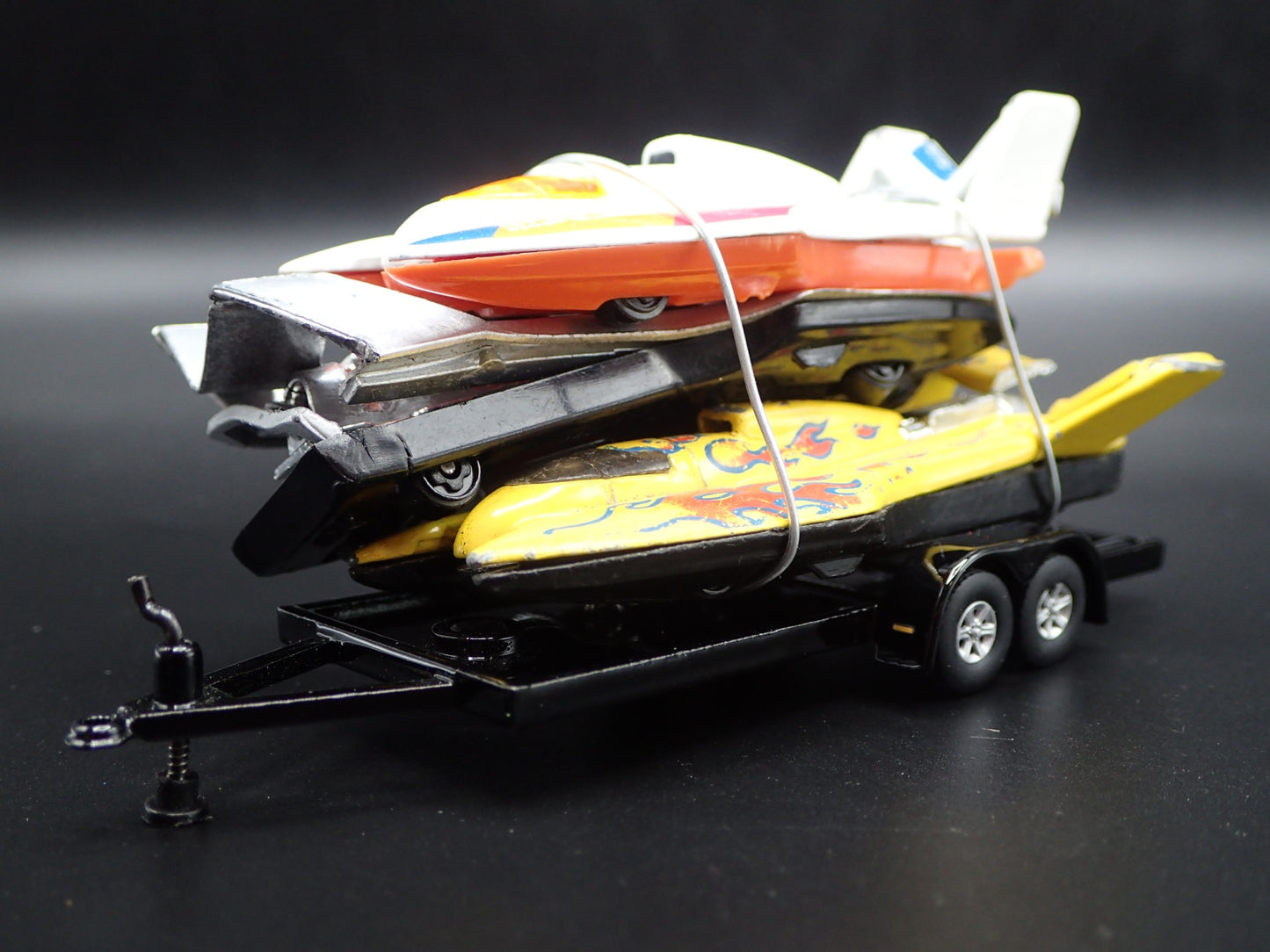 SPEED BOATS 3 CARS CRUSHED ON A FLATBED TRAILER 1:64 SCALE DIECAST MODEL CAR