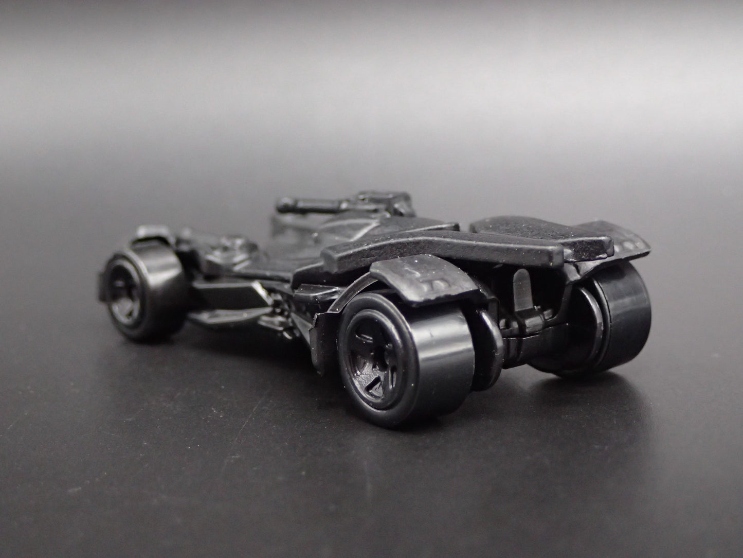 BATMAN JUSTICE LEAGUE BATMOBILE 1:64 SCALE COLLECTIBLE DIORAMA DIECAST MODEL CAR