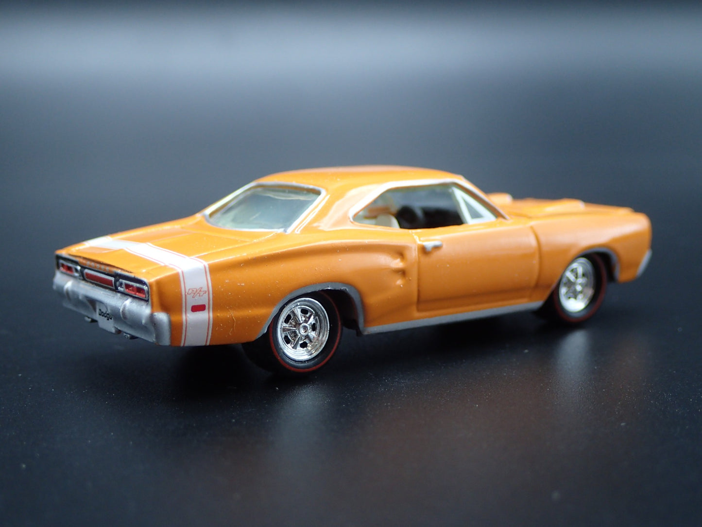 1969 69 DODGE CORONET SUPER BEE 1:64 SCALE COLLECTIBLE DIORAMA DIECAST MODEL CAR